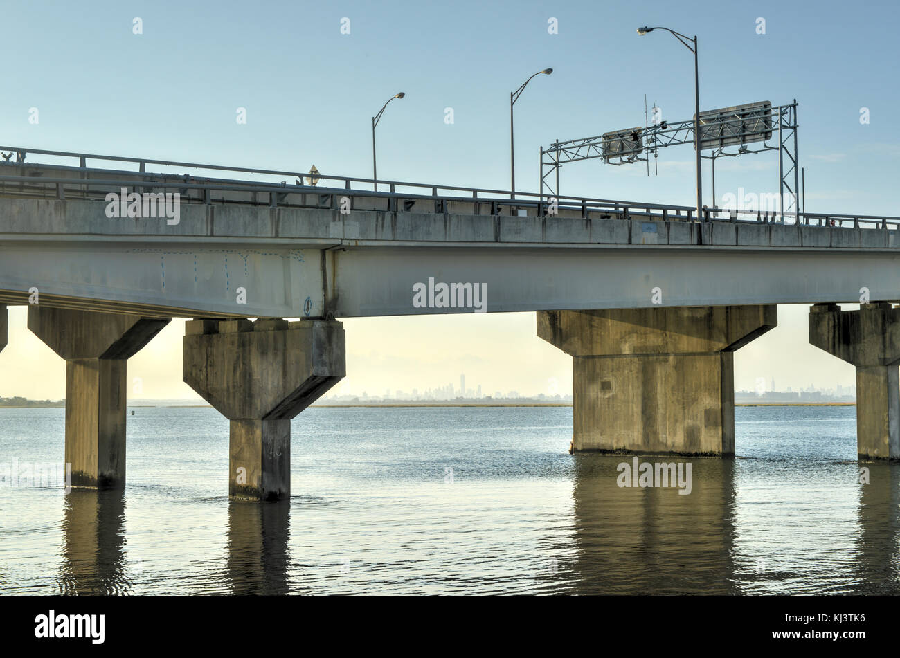 Das Kreuz bay Veterans Memorial Bridge, bay Boulevard trägt aus breiten Kanal in Jamaica Bay zu den rockaway Halbinsel, und befindet sich in Stockfoto