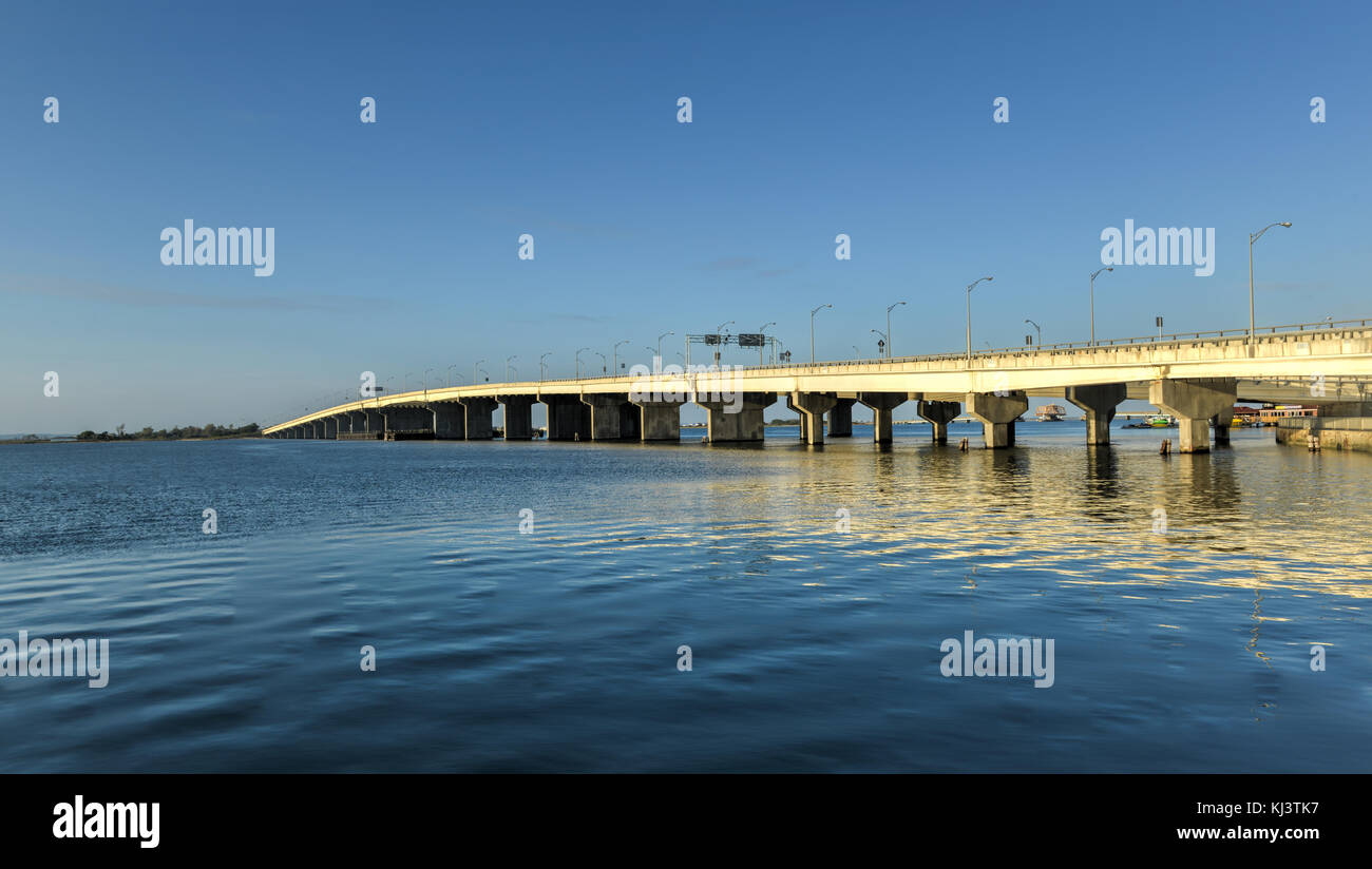 Das Kreuz bay Veterans Memorial Bridge, bay Boulevard trägt aus breiten Kanal in Jamaica Bay zu den rockaway Halbinsel, und befindet sich in Stockfoto