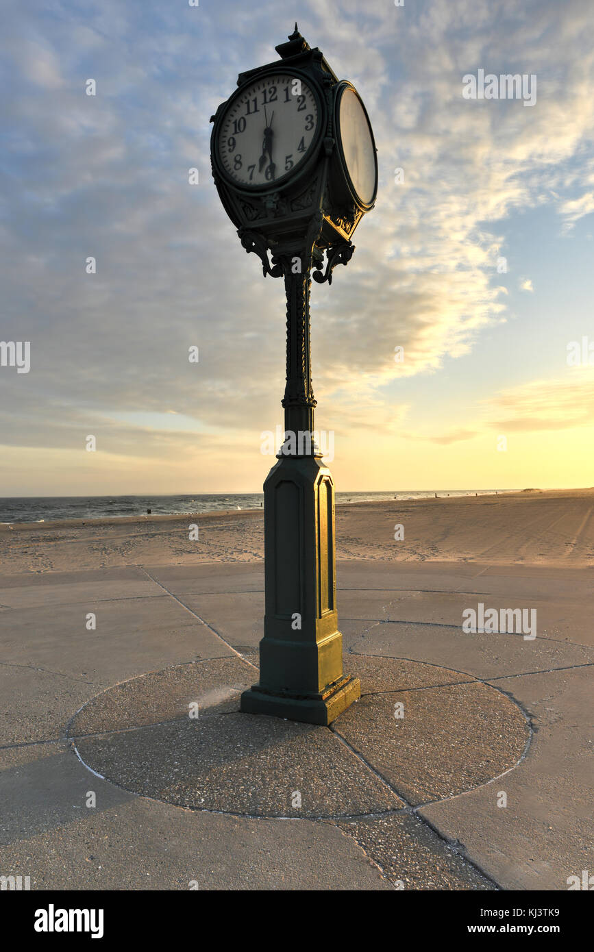 Antike Uhr entlang der Promenade in der Jacob Riis Park, rockaway, Queens, New York bei Sonnenuntergang. Stockfoto