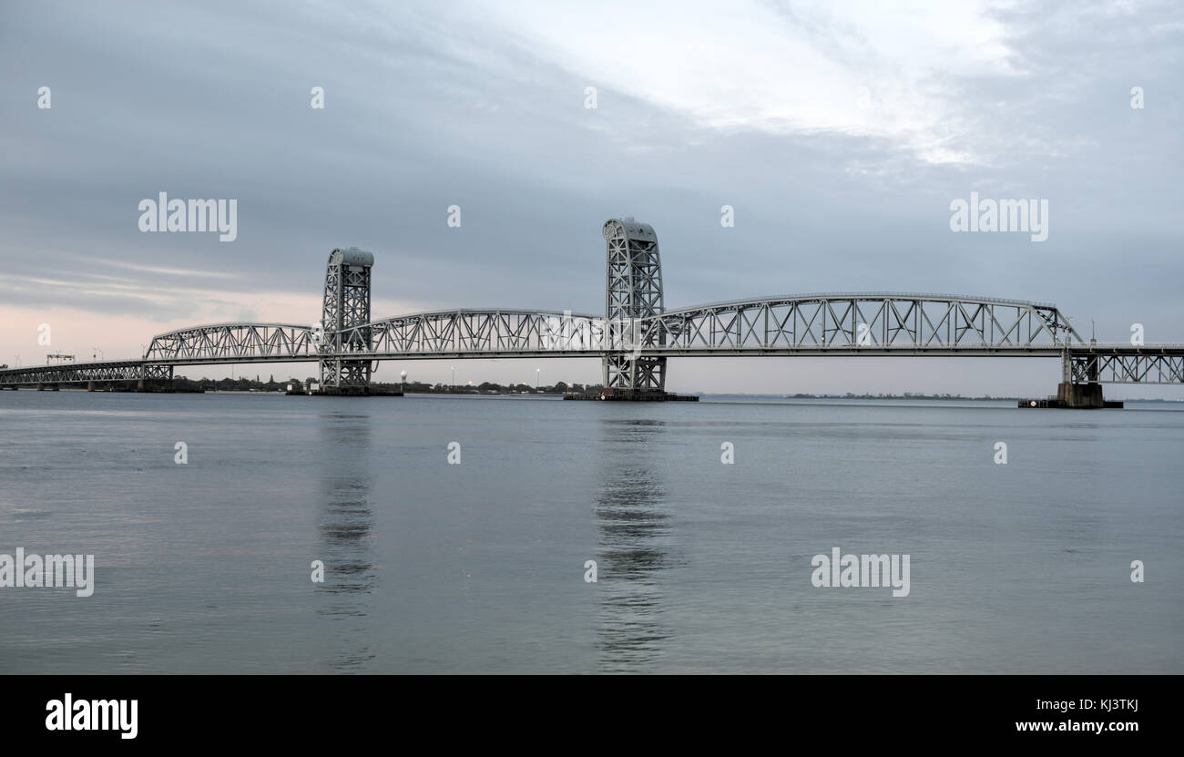 Marine Parkway - Gil Hodges Memorial Bridge von rockaway gesehen, Queens. gebaut und von der Marine parkway Behörde eröffnet in 1937, es war das längste Stockfoto