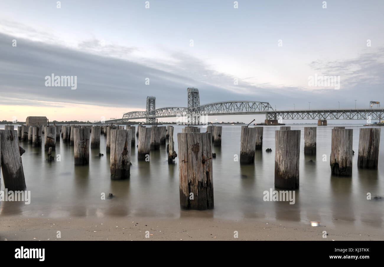 Marine Parkway - Gil Hodges Memorial Bridge von rockaway gesehen, Queens. gebaut und von der Marine parkway Behörde eröffnet in 1937, es war das längste Stockfoto