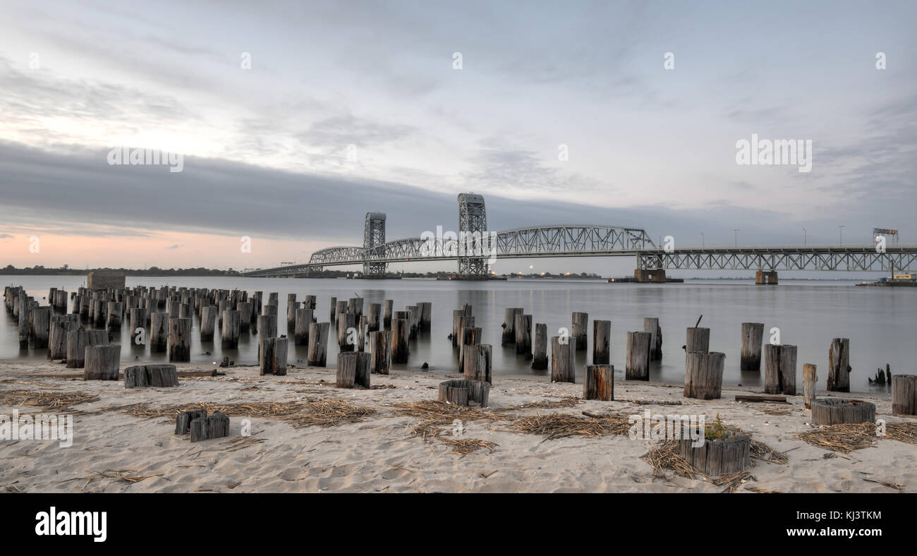 Marine Parkway - Gil Hodges Memorial Bridge von rockaway gesehen, Queens. gebaut und von der Marine parkway Behörde eröffnet in 1937, es war das längste Stockfoto