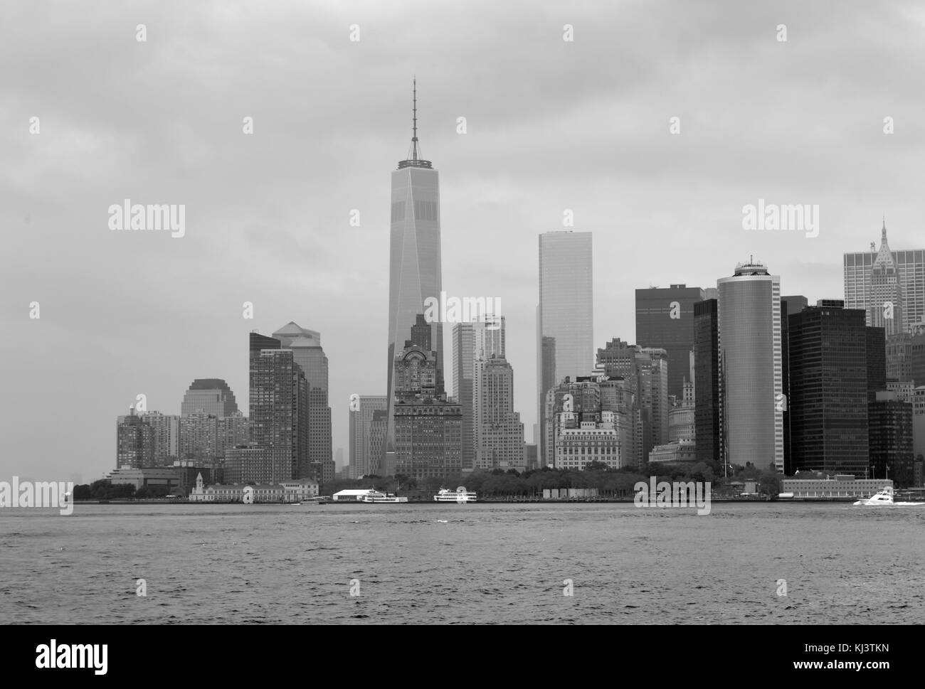 Blick auf Downtown Manhattan, New York in den East River. Stockfoto
