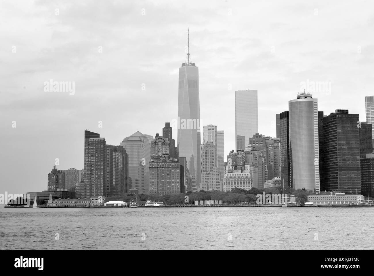 Blick auf Downtown Manhattan, New York in den East River. Stockfoto