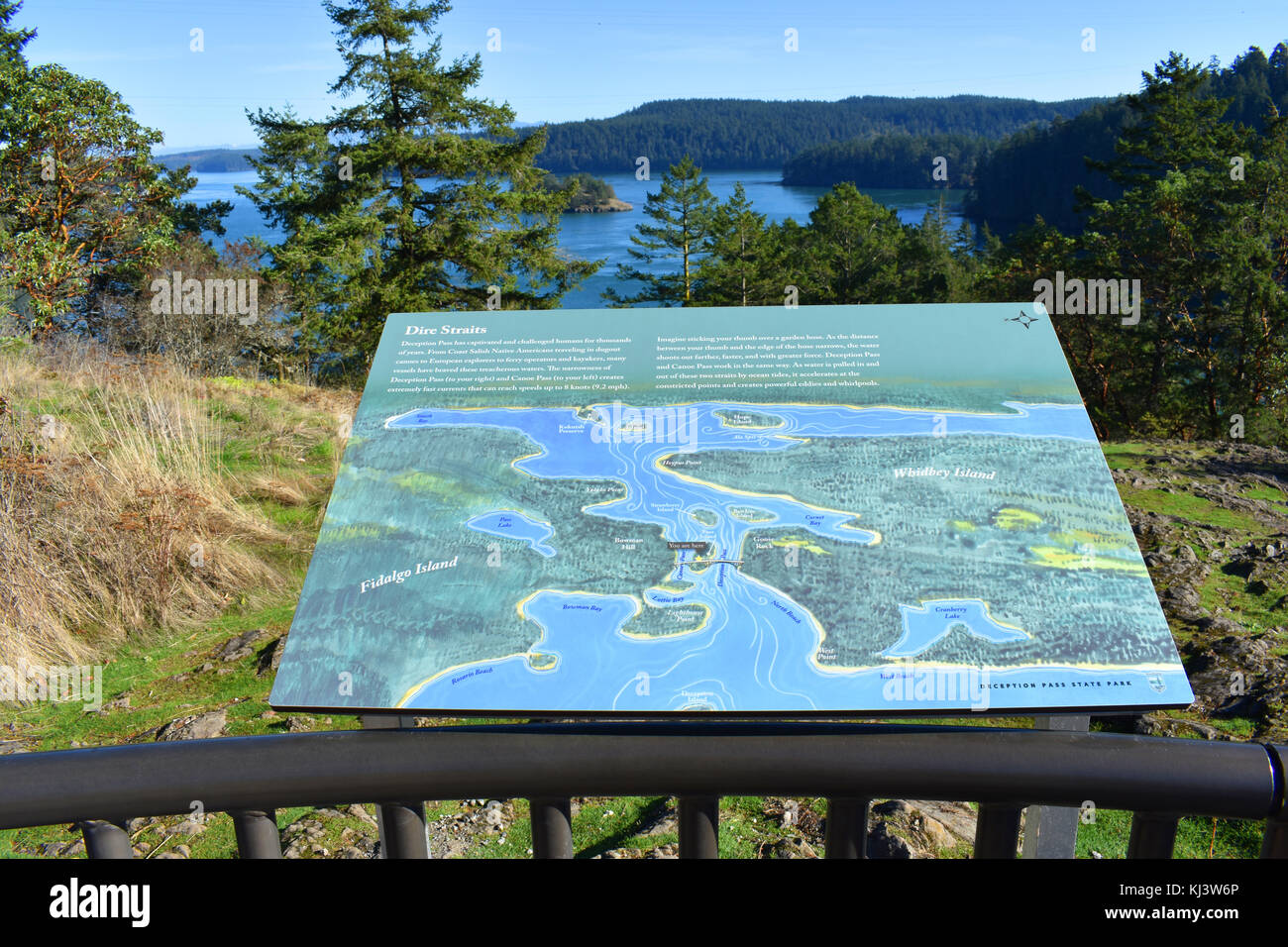 Karte am Aussichtspunkt bei Deception Pass in Oak Harbor auf Whidbey Island. Die Karte zeigt die Meeresströmungen durch den Kanal. Stockfoto