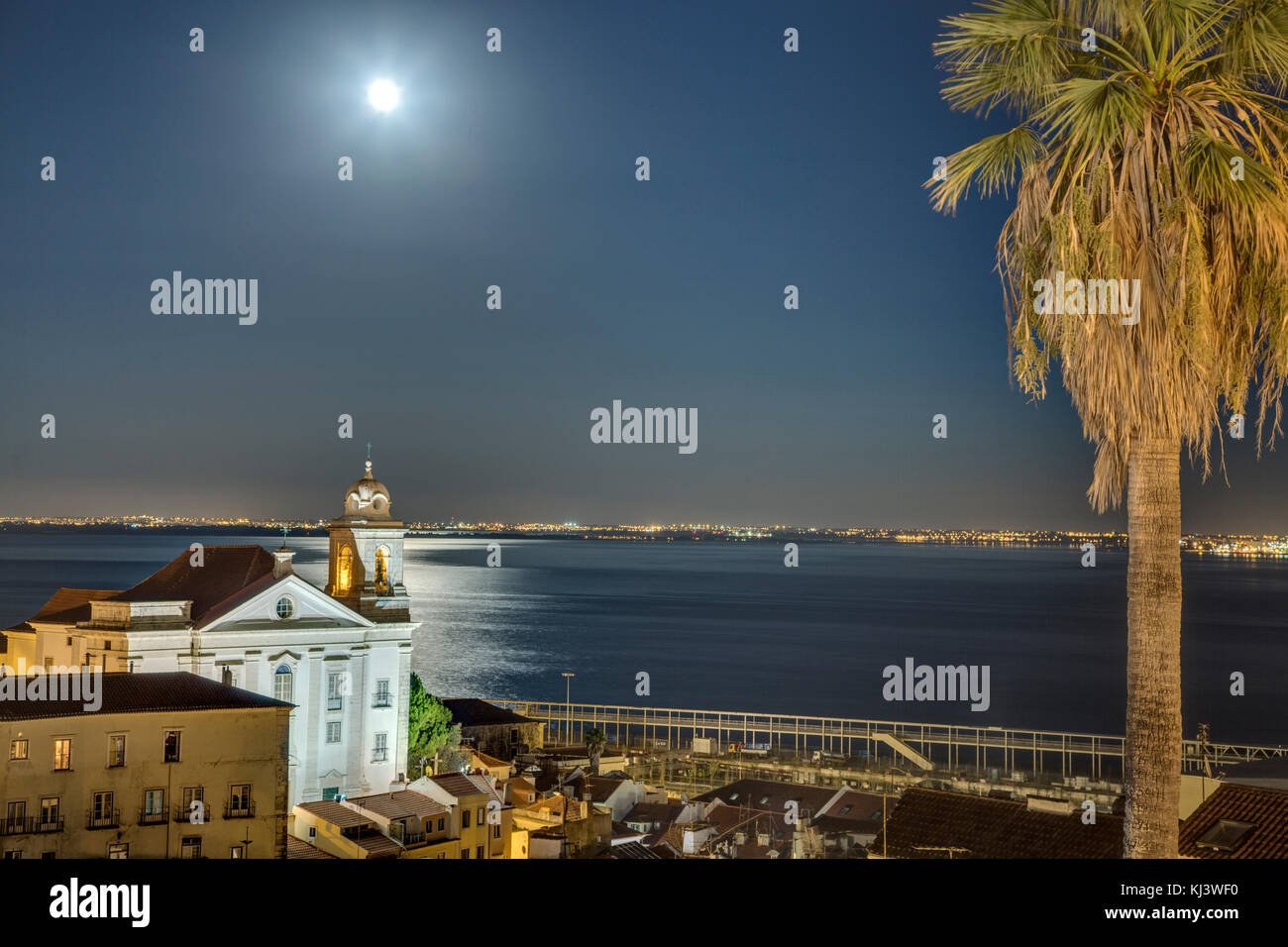 Mond Über Der Kirche St. Michael, Lissabon, Portugal Stockfoto