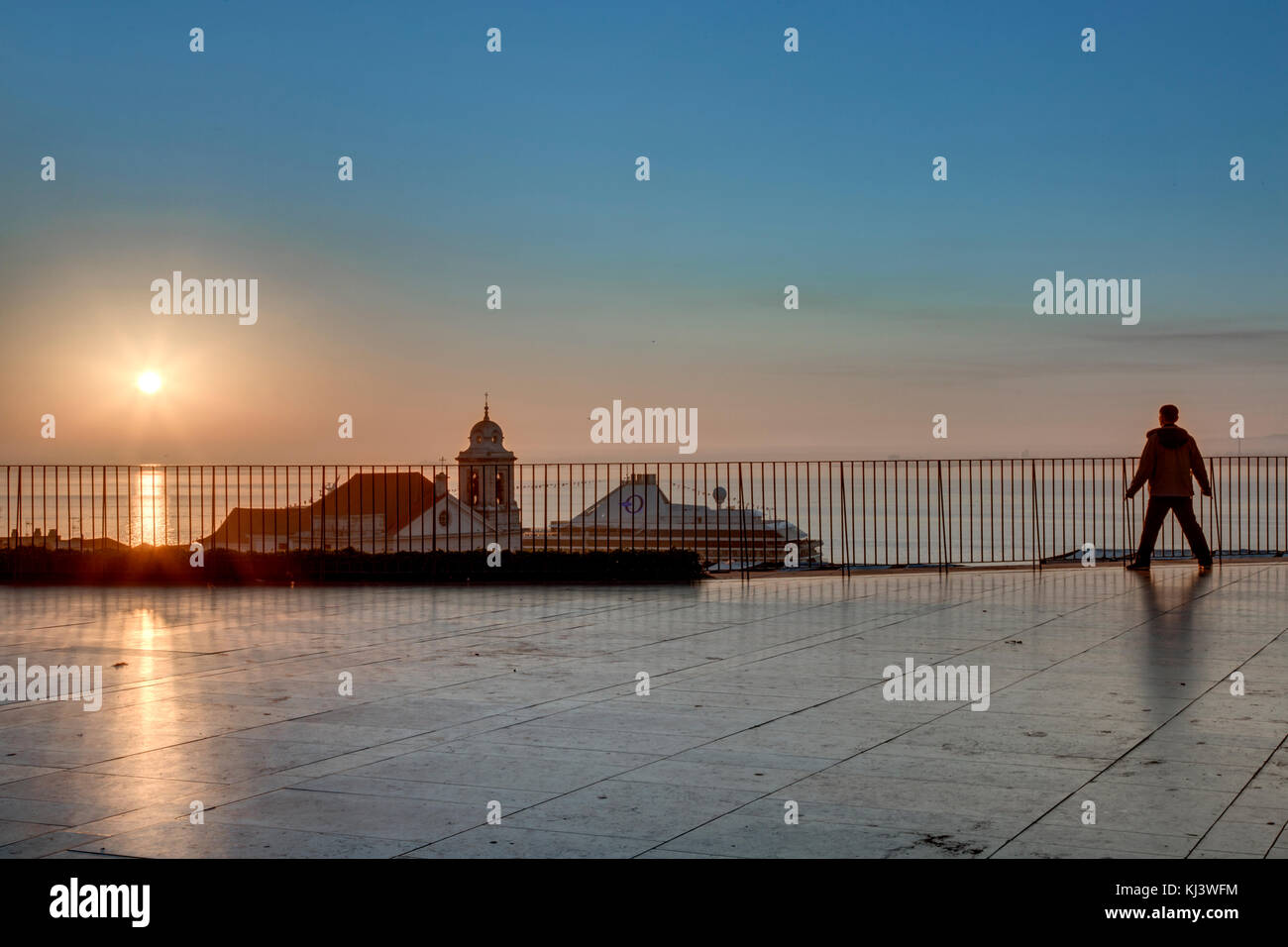 Mann meditiert bei Sonnenaufgang, Lissabon, Portugal Stockfoto