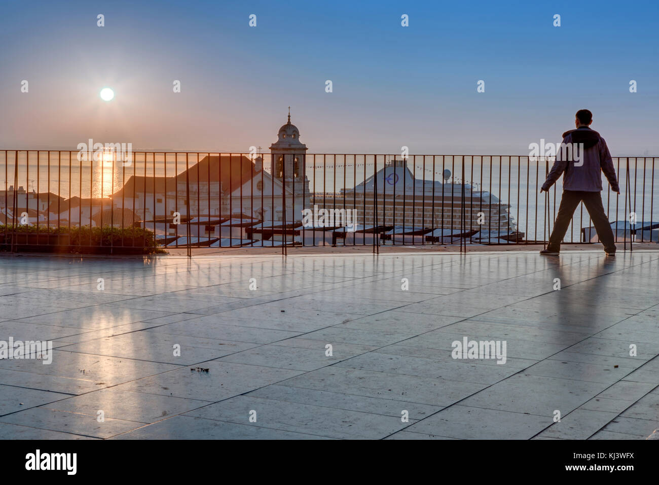 Mann meditiert bei Sonnenaufgang, Lissabon, Portugal Stockfoto