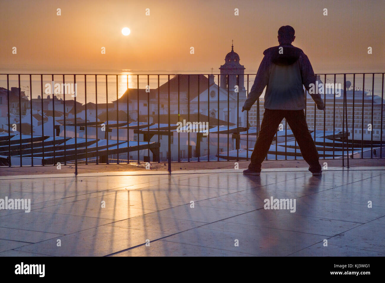 Mann meditiert bei Sonnenaufgang, Lissabon, Portugal Stockfoto