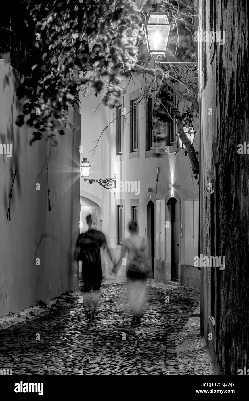 Ein Paar, das die Straße runter, Lissabon, Portugal, spazieren geht Stockfoto