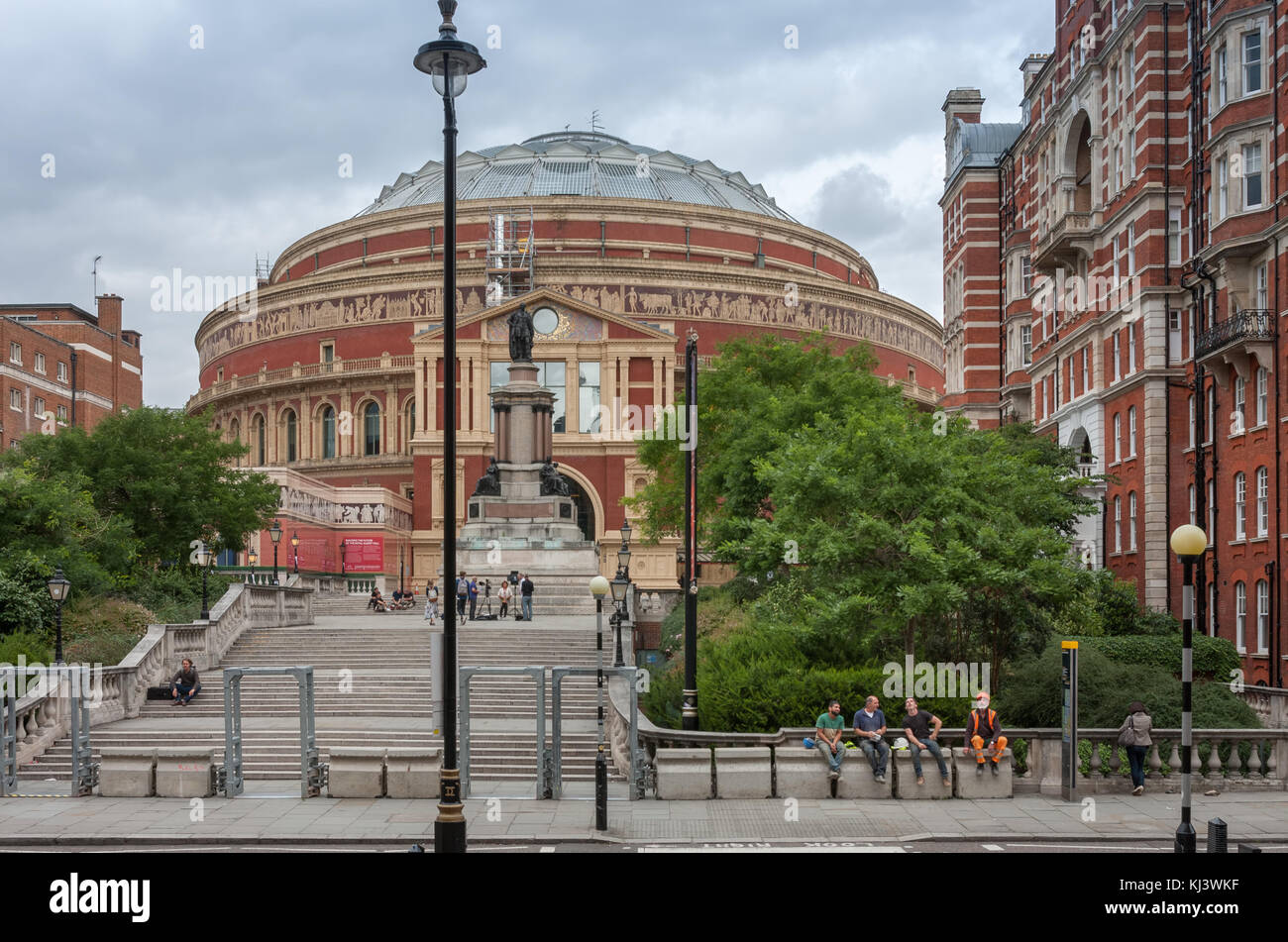 Kensington Gore, London - September 6,2017: Royal Albert Hall und die Leute in den Bus auf Kensington Gore am 6. September 2017 in London, UK warten Stockfoto