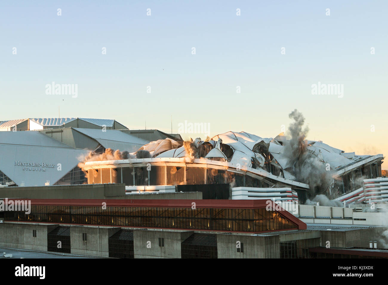 Atlanta, GA, USA - November 20, 2017: Die massive Struktur des Georgia Dome zusammenbricht, wie es implodierte, neben der neuen Mercedes-benz Stadion. Stockfoto