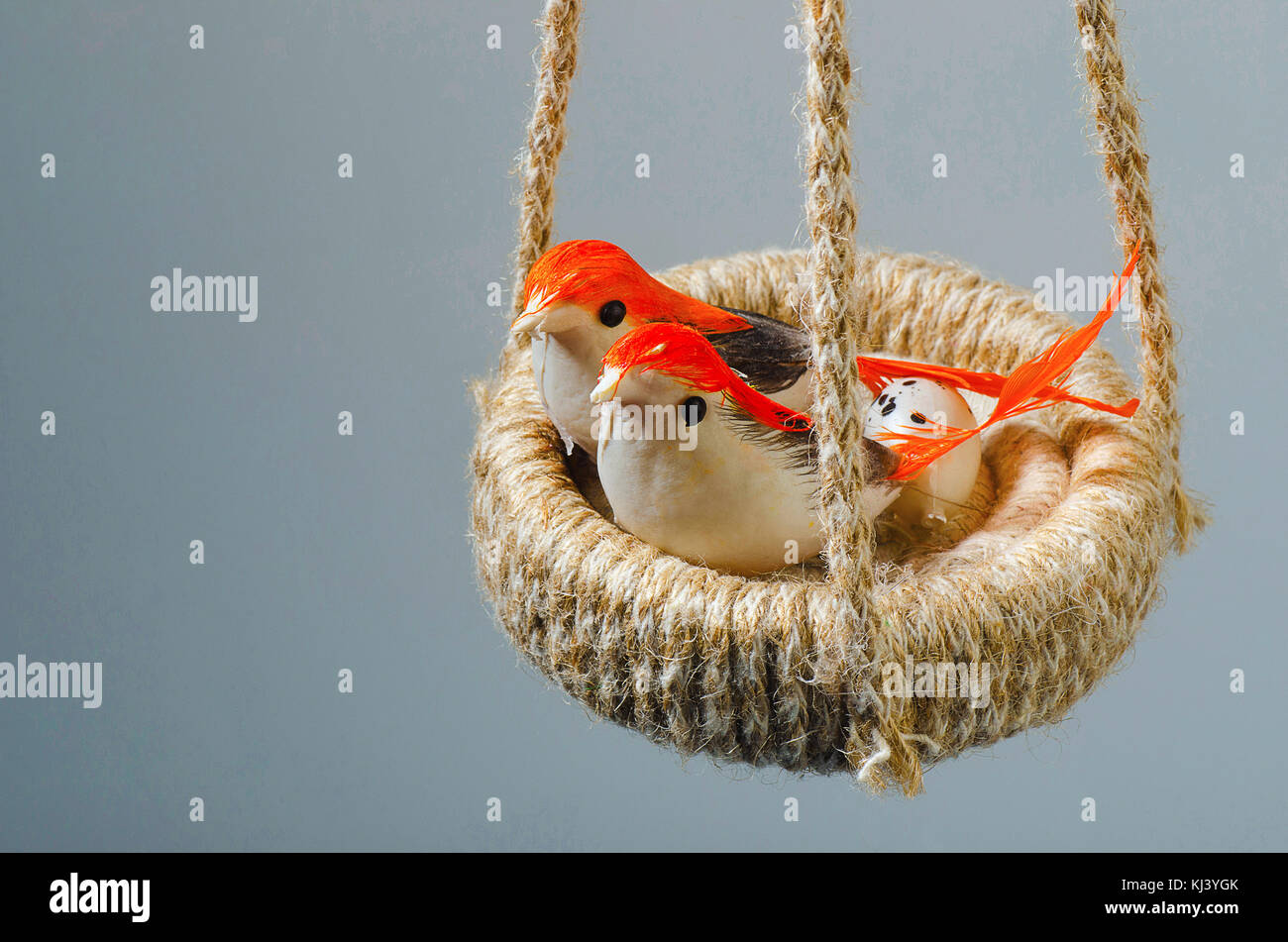 Künstliches Nest mit Vogelfamilie und Ei Stockfoto