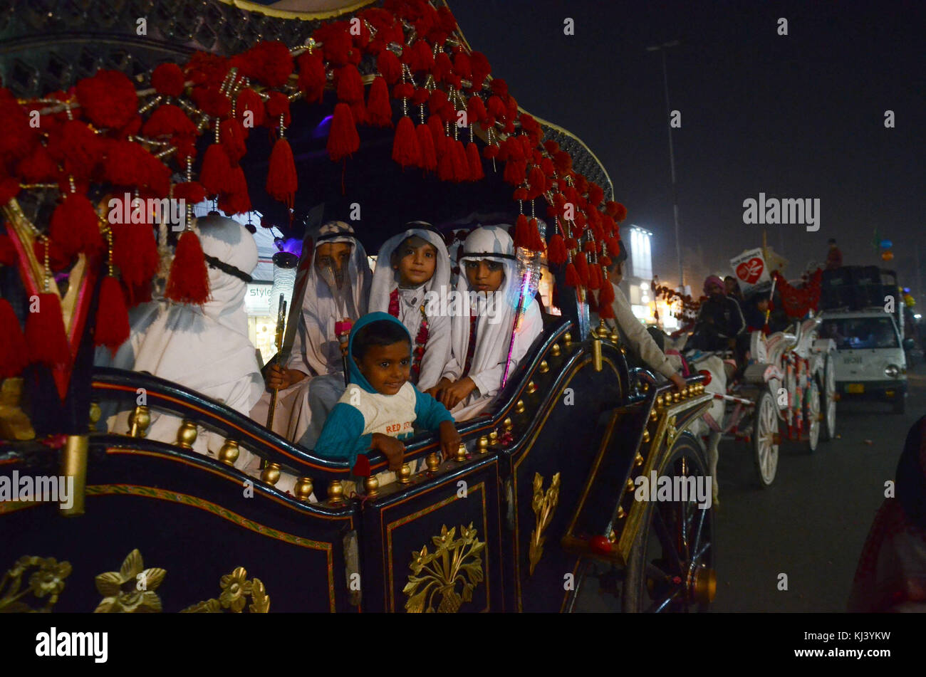 Lahore, Pakistan. 21 Nov, 2017. das pakistanische Volk aus einer religiösen Gruppe tehreek minhaj ul Quran (Pat) Teilnahme an einer Fackel Rallye des Monats rabiul awwal in Verbindung mit Feiern von Eid milad-un-Nabi, willkommen in Lahore am 20. November 2017. Credit: rana sajid Hussain/Pacific Press/alamy leben Nachrichten Stockfoto