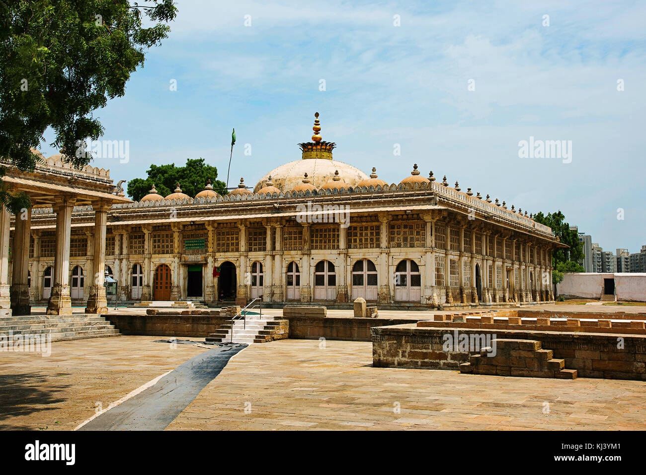 Teilweise mit Blick auf die sarkhej Roza, Moschee und dem Grab komplex. makarba, Ahmedabad, Gujarat, Indien. Stockfoto