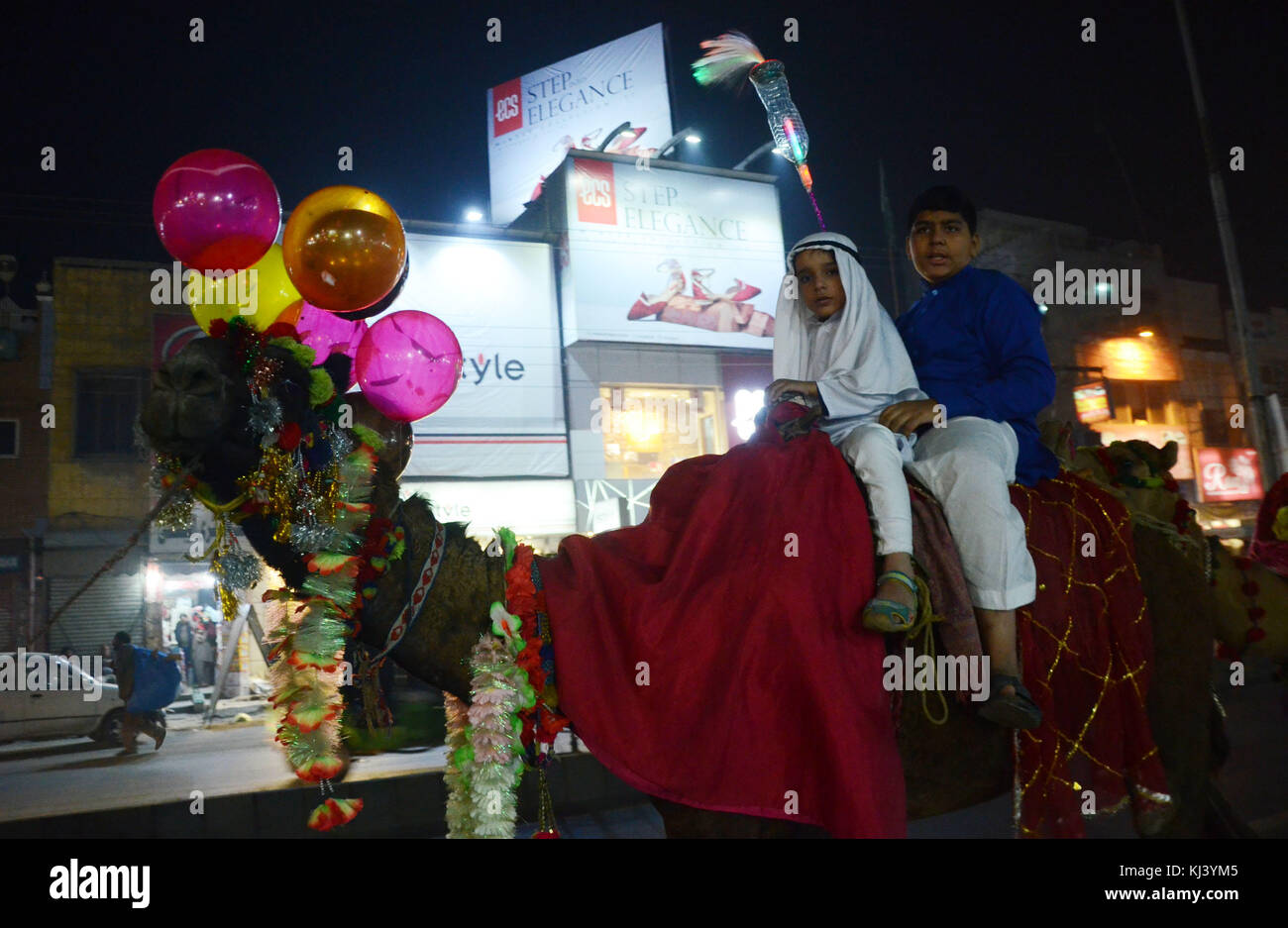 Lahore, Pakistan. 21 Nov, 2017. das pakistanische Volk aus einer religiösen Gruppe tehreek minhaj ul Quran (Pat) Teilnahme an einer Fackel Rallye des Monats rabiul awwal in Verbindung mit Feiern von Eid milad-un-Nabi, willkommen in Lahore am 20. November 2017. Credit: rana sajid Hussain/Pacific Press/alamy leben Nachrichten Stockfoto