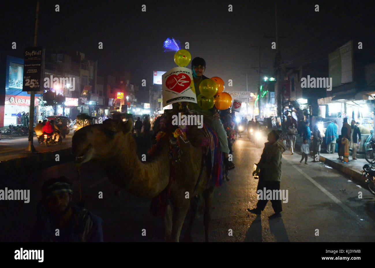 Lahore, Pakistan. 21 Nov, 2017. das pakistanische Volk aus einer religiösen Gruppe tehreek minhaj ul Quran (Pat) Teilnahme an einer Fackel Rallye des Monats rabiul awwal in Verbindung mit Feiern von Eid milad-un-Nabi, willkommen in Lahore am 20. November 2017. Credit: rana sajid Hussain/Pacific Press/alamy leben Nachrichten Stockfoto