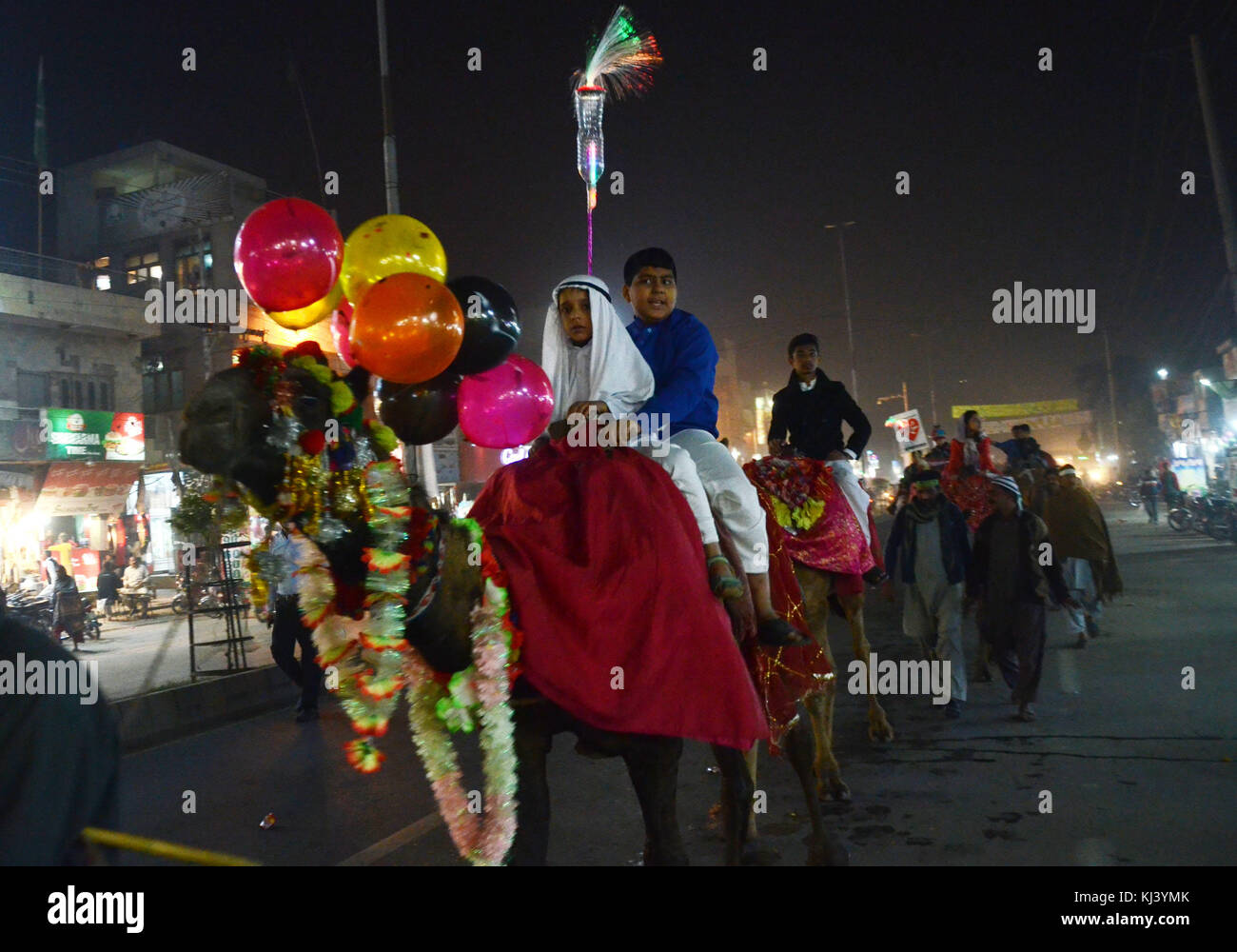 Lahore, Pakistan. 21 Nov, 2017. das pakistanische Volk aus einer religiösen Gruppe tehreek minhaj ul Quran (Pat) Teilnahme an einer Fackel Rallye des Monats rabiul awwal in Verbindung mit Feiern von Eid milad-un-Nabi, willkommen in Lahore am 20. November 2017. Credit: rana sajid Hussain/Pacific Press/alamy leben Nachrichten Stockfoto