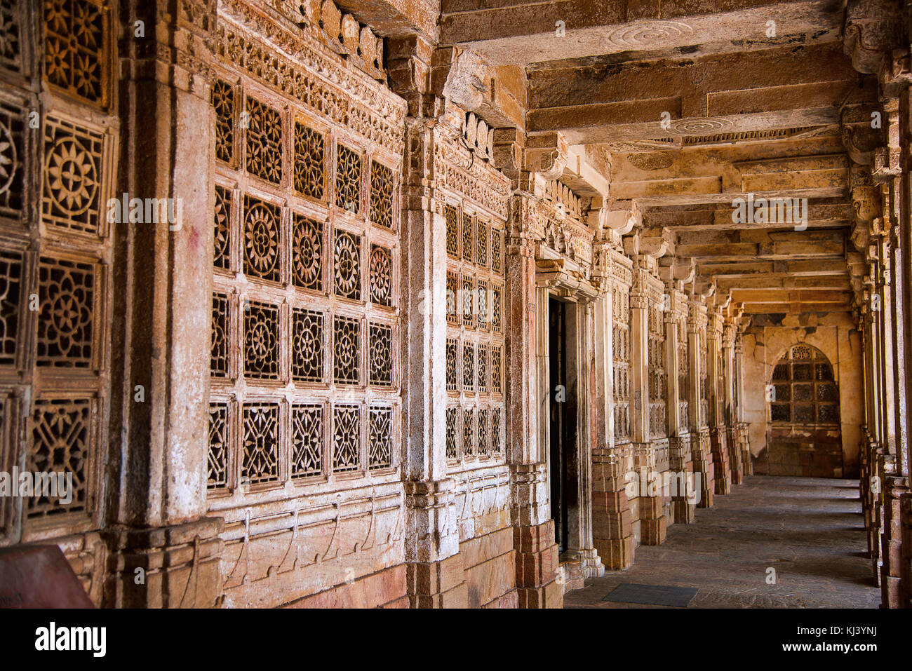 Teilweiser Blick auf Sarkhej Roza, Moschee und Grabkomplex. Makarba, Ahmedabad, Gujarat, Indien Stockfoto