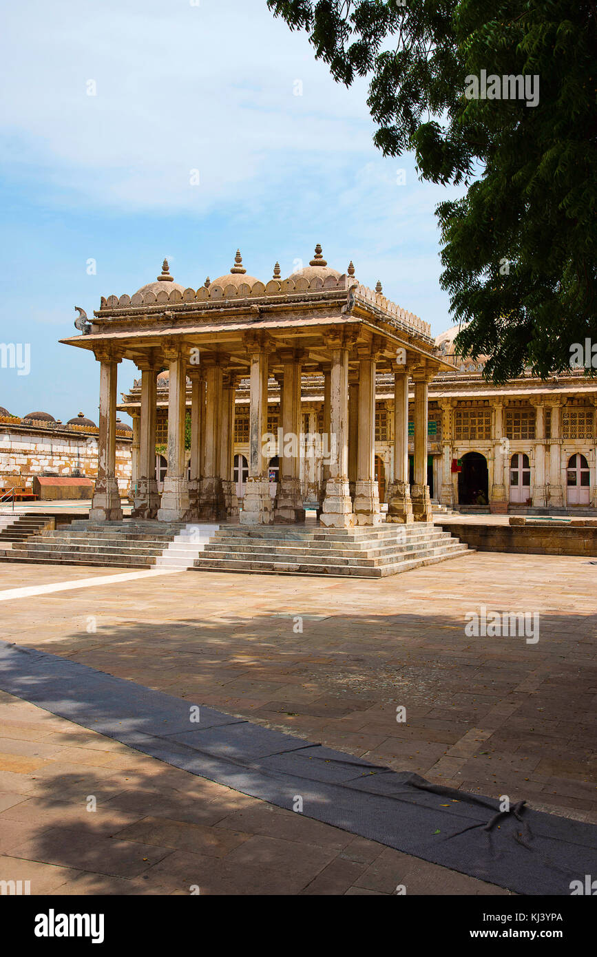 Teilweise mit Blick auf die sarkhej Roza, Moschee und dem Grab komplex. makarba, Ahmedabad, Gujarat, Indien. Stockfoto