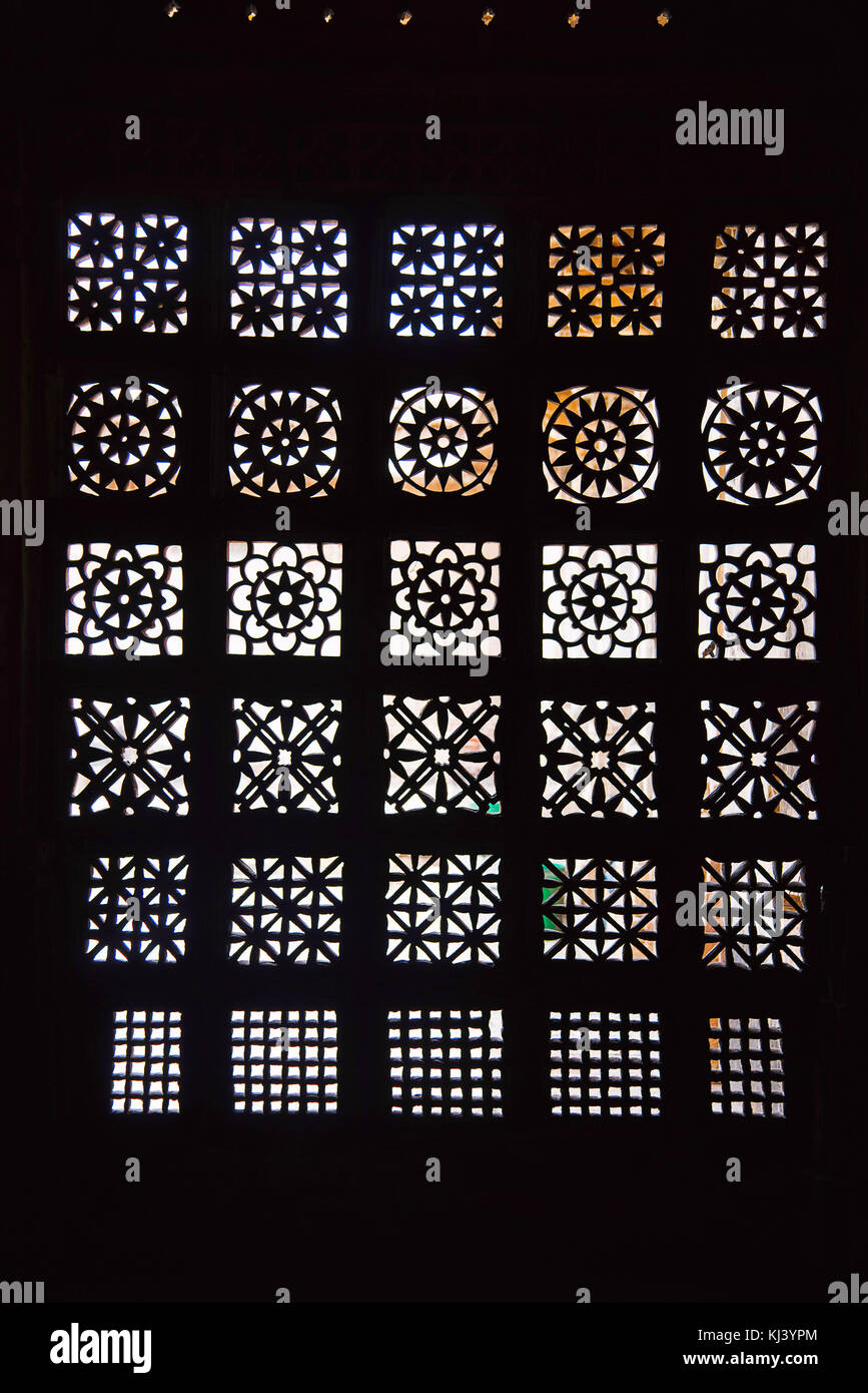 Dekorative Jasia an der Außenwand von Sarkhej Roza, Moschee und Grabkomplex. Makarba, Ahmedabad, Gujarat, Indien Stockfoto