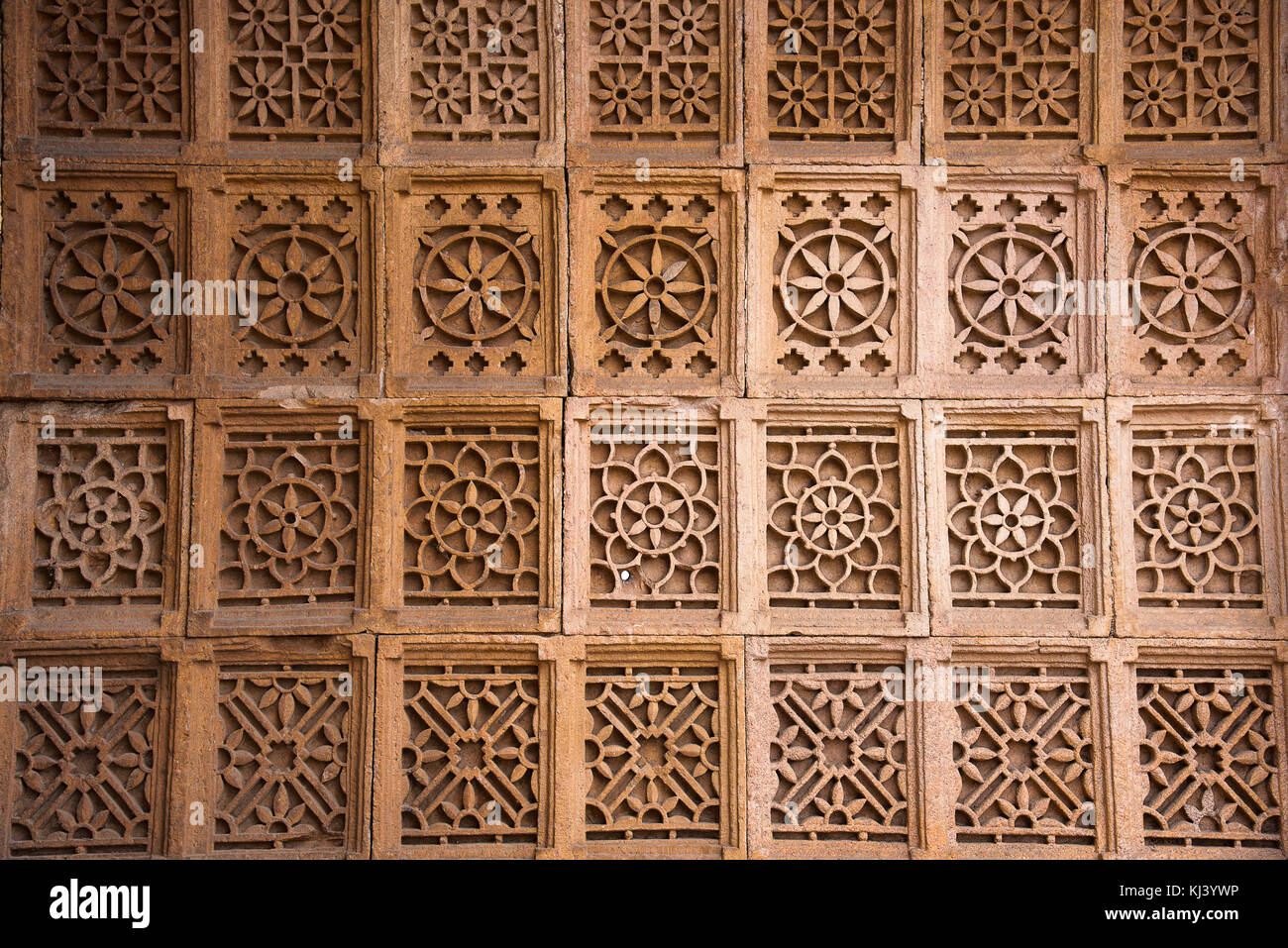 Geschnitzte Mauer von Sarkhej Roza, Moschee und Grabkomplex. Makarba, Ahmedabad, Gujarat, Indien Stockfoto