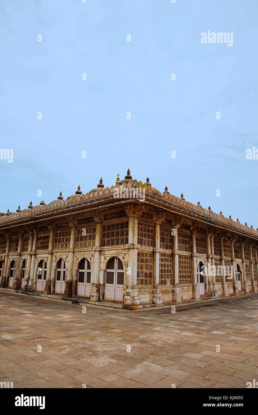 Teilweiser Blick auf Sarkhej Roza, Moschee und Grabkomplex. Makarba, Ahmedabad, Gujarat, Indien Stockfoto