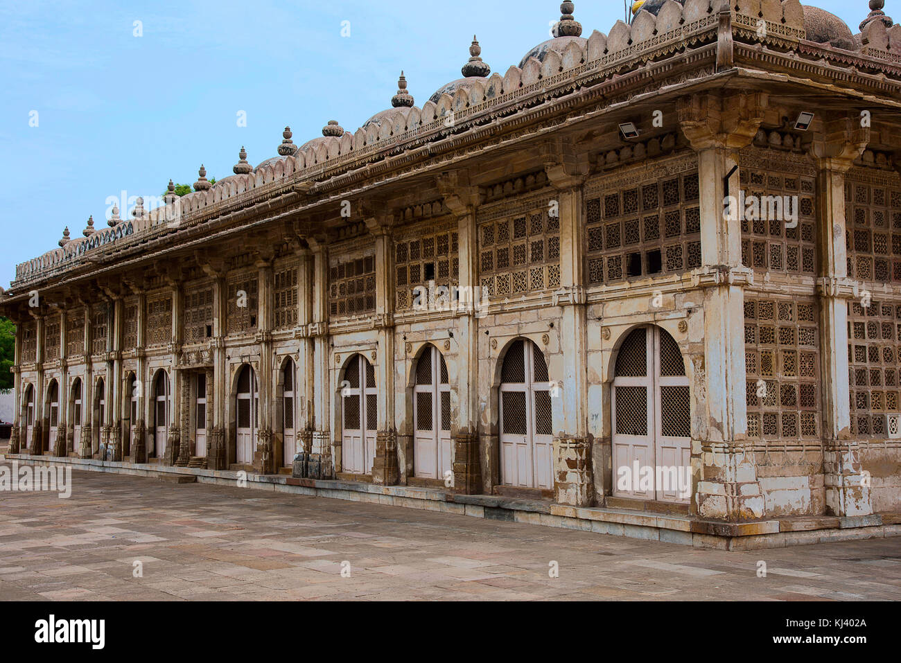 Teilweiser Blick auf Sarkhej Roza, Moschee und Grabkomplex. Makarba, Ahmedabad, Gujarat, Indien Stockfoto