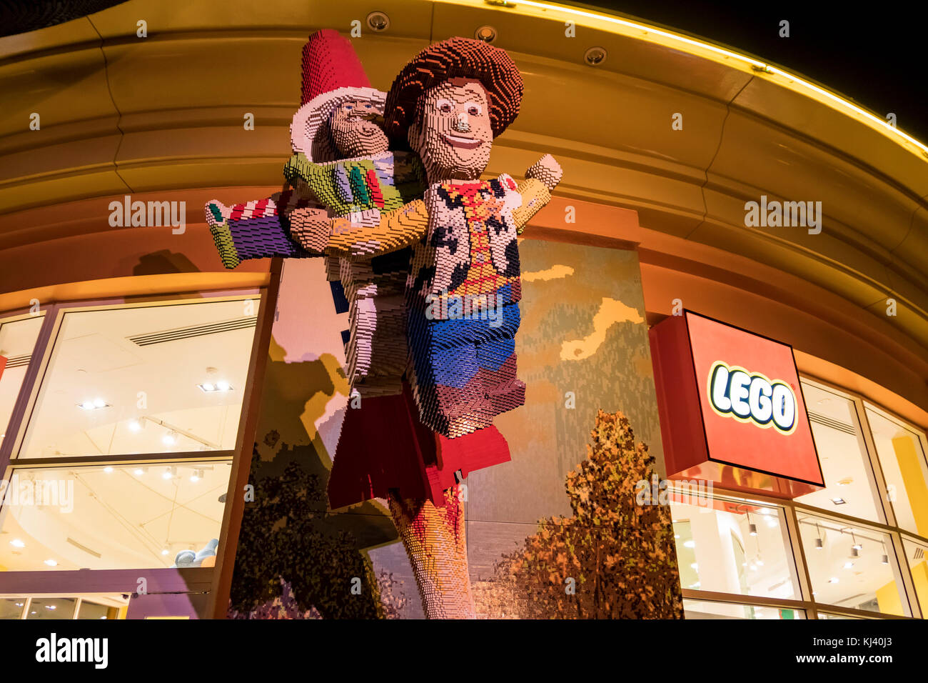 Anaheim, Nov 11: Woody Toy Story lego Statue in der berühmten Downtown Disney District, Disneyland Resort auf Nov 11, 2017 at Anaheim, Orange County, Kalifornien Stockfoto