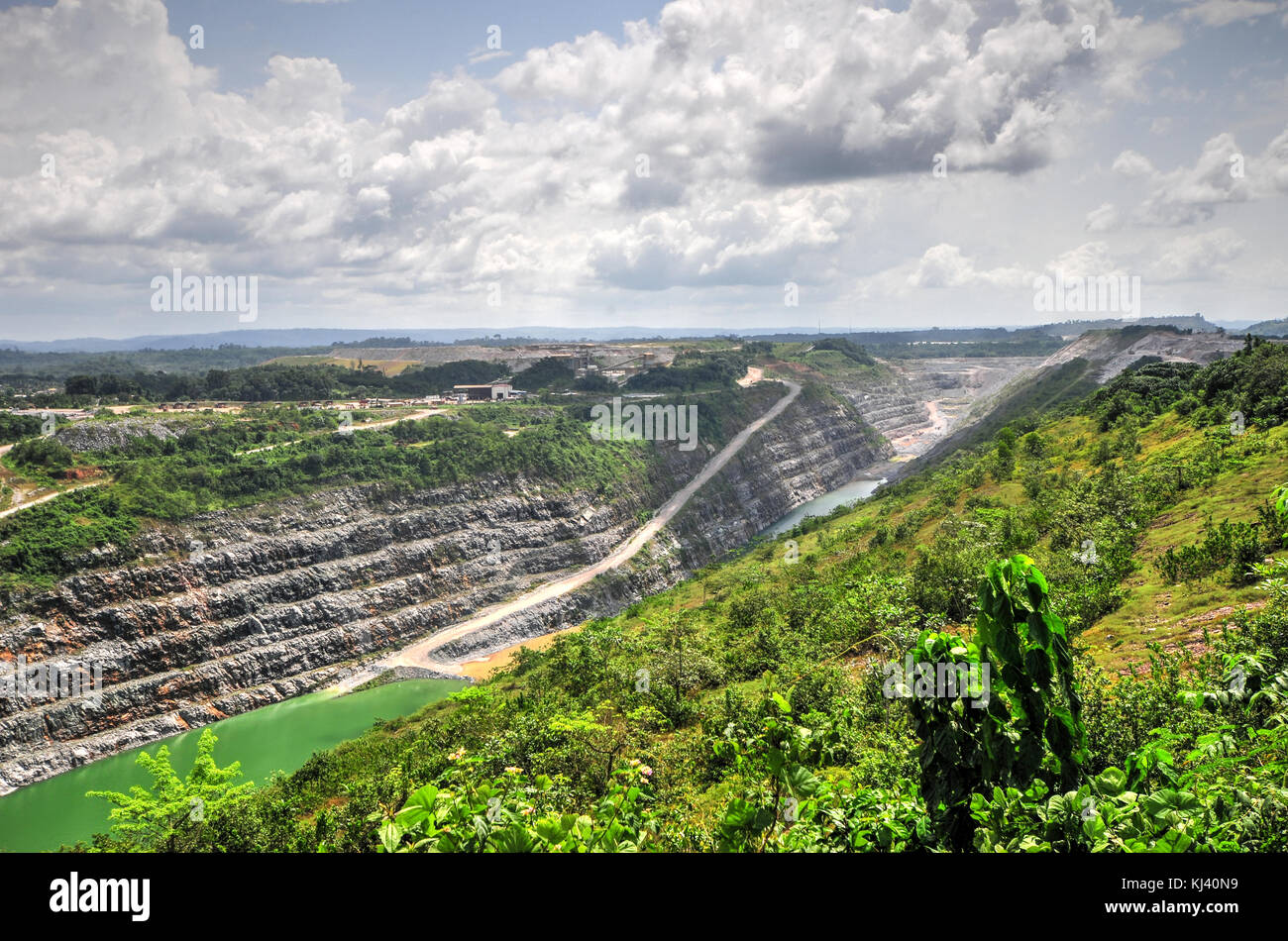 Open Pit Goldmine in Ghana, Afrika mit Blick auf das Abschneiden der Erde. Stockfoto