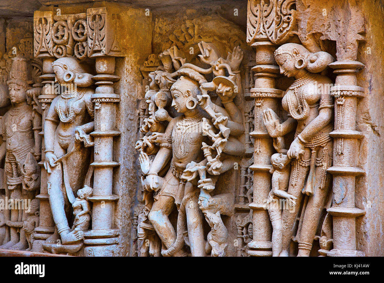 Geschnitzte Idol von Herrn Bhairav an der inneren Gehäusewand Rani ki Vav, Patan in Gujarat, Indien. Stockfoto