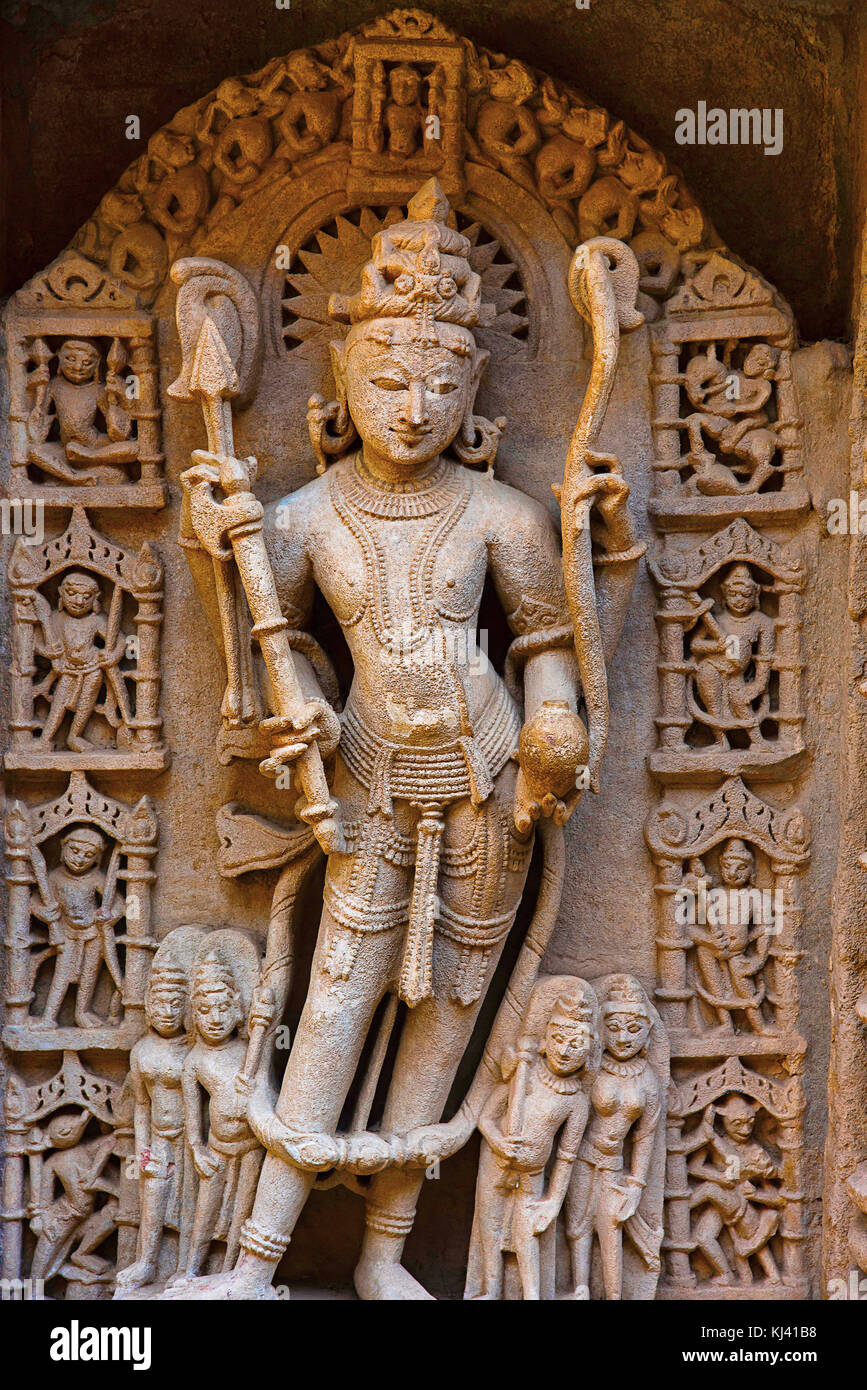 Geschnitzte Idol von Herrn parshuram an der inneren Gehäusewand Rani ki vav. Patan in Gujarat, Indien. Stockfoto