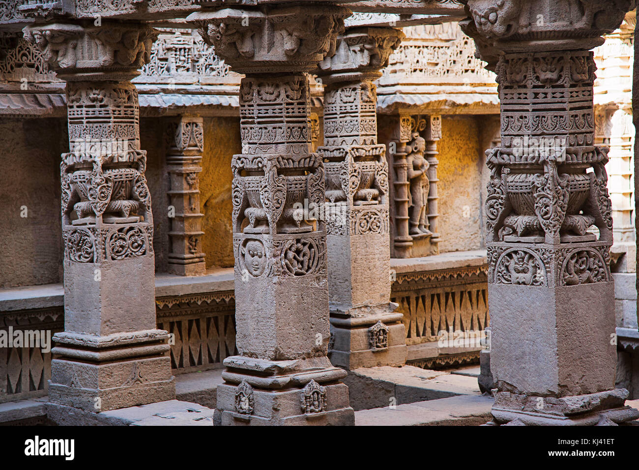 Geschnitzte Götzen auf der inneren Wand und Säulen der Rani ki Vav, ein aufwendig konstruierten Schritt gut. Patan in Gujarat, Indien. Stockfoto Geschnitzte Götzen auf der inneren Wand und Säulen der Rani ki Vav, ein aufwendig konstruierten Schritt gut. Patan in Gujarat, Indien. Stockfoto