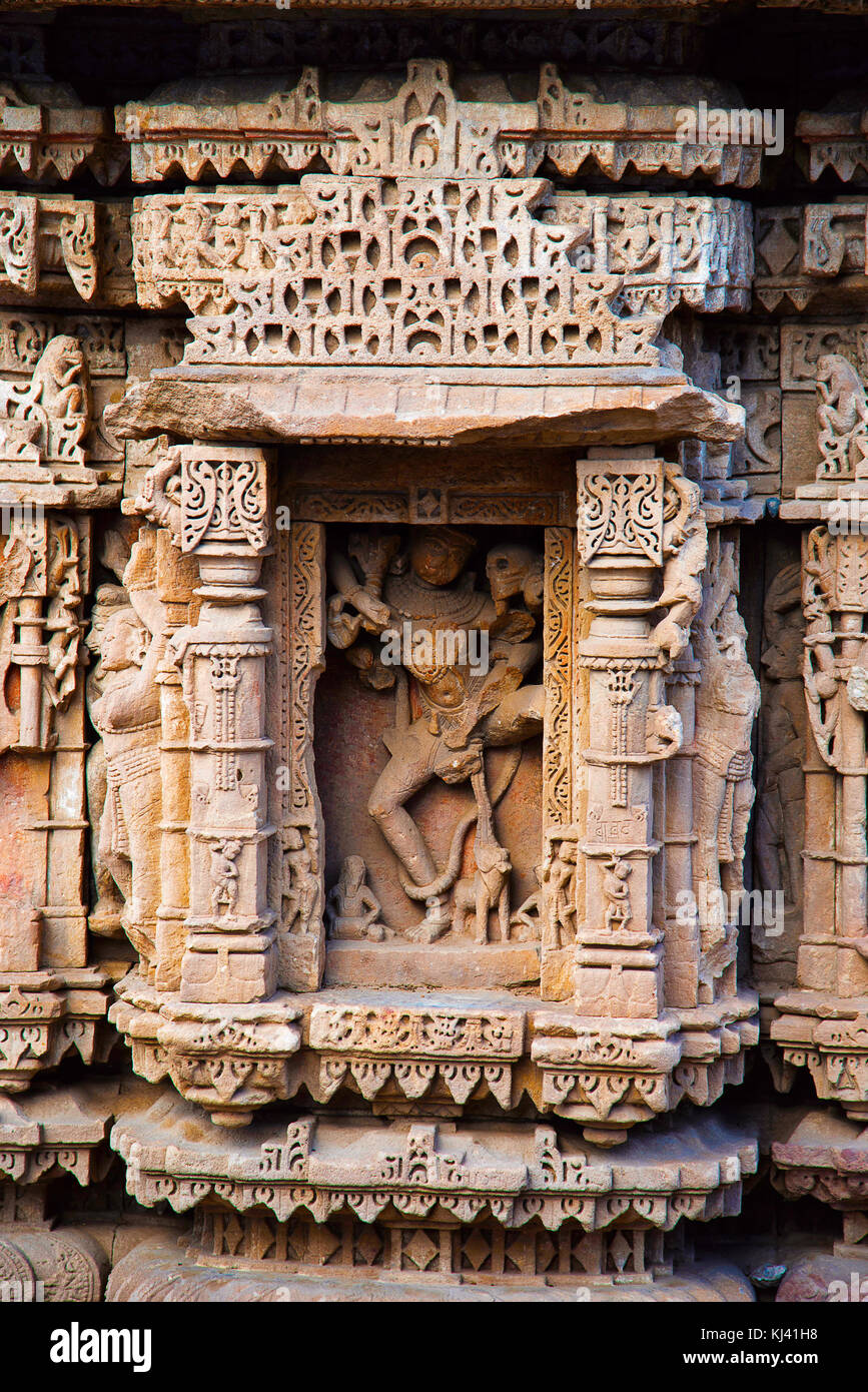Geschnitzte Götzen auf der inneren Wand und Säulen der Rani ki Vav, ein aufwendig konstruierten Schritt gut. Patan in Gujarat, Indien. Stockfoto