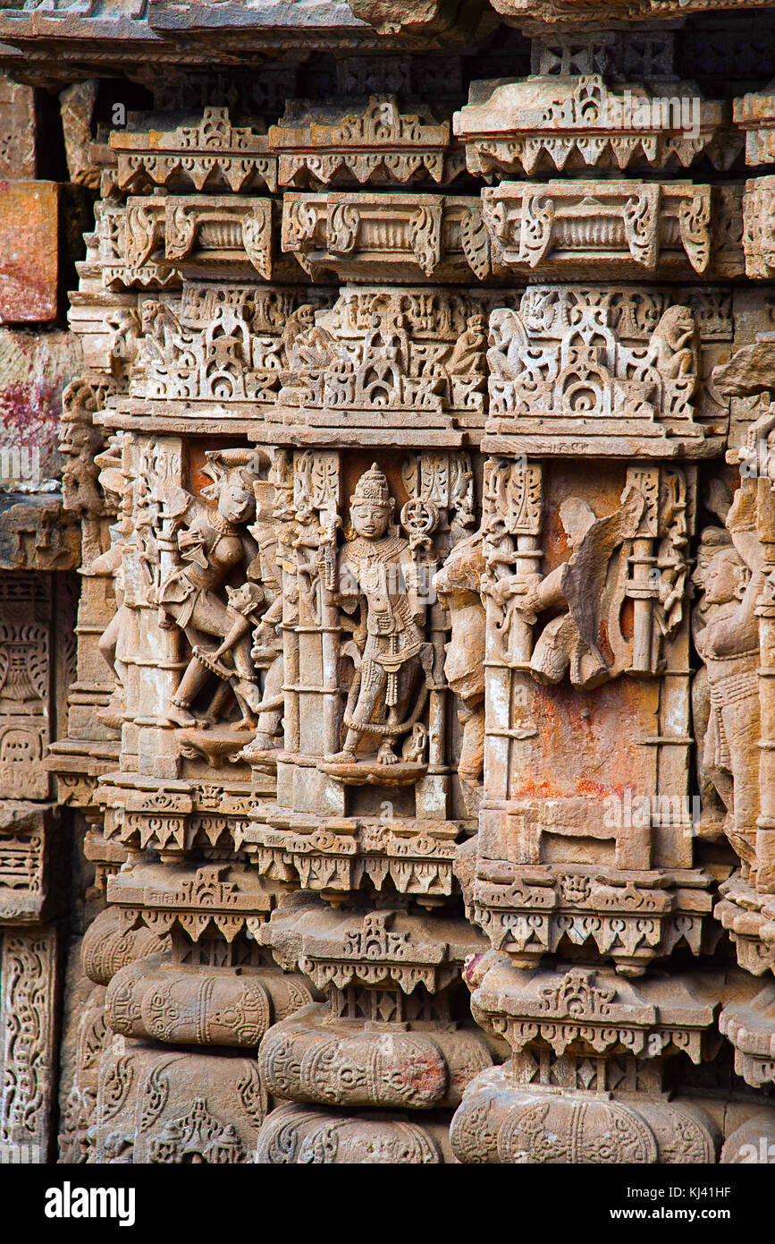 Geschnitzte Götzen auf der inneren Wand und Säulen der Rani ki Vav, ein aufwendig konstruierten Schritt gut. Patan in Gujarat, Indien. Stockfoto