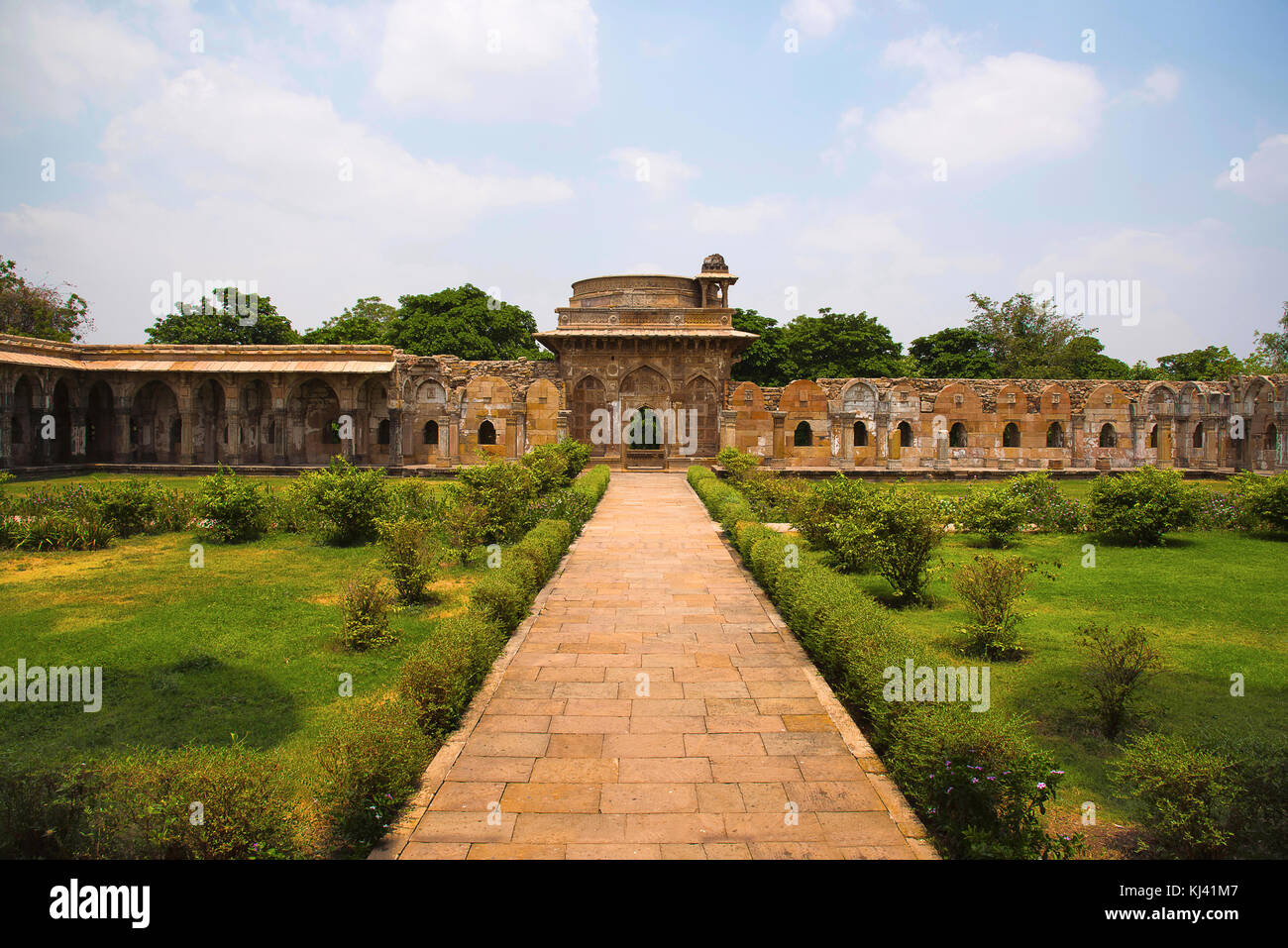 Außenansicht einer großen Kuppel über einem Podium gebaut, Jami Masjid (Moschee), UNESCO-geschützten Champaner - Pavagadh Archäologischen Park, Gujarat, Indien. Stockfoto