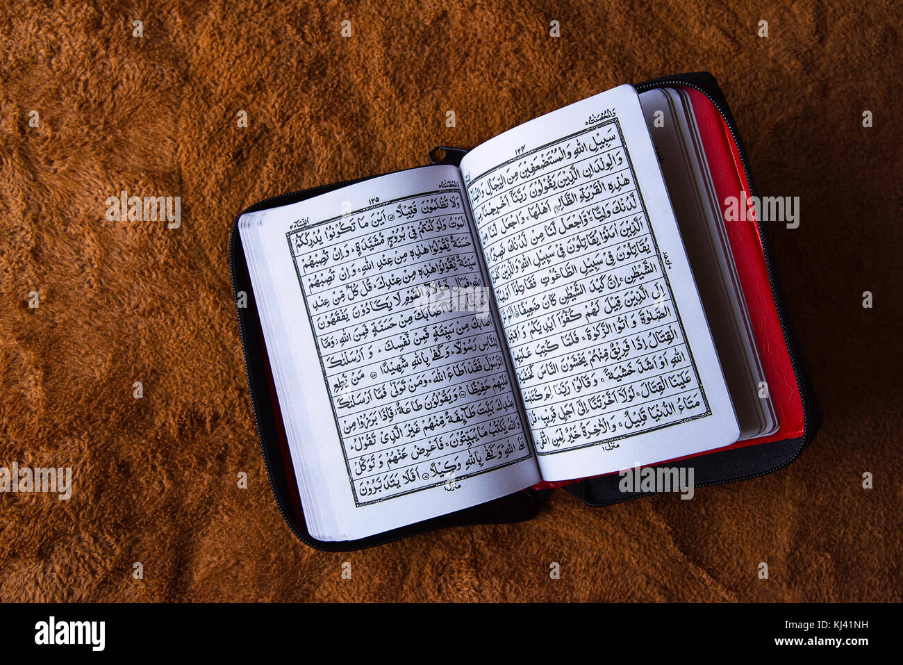 Nahaufnahme des „Koran“ (in offener Form). Zentraler religiöser Text des Islam. Stockfoto