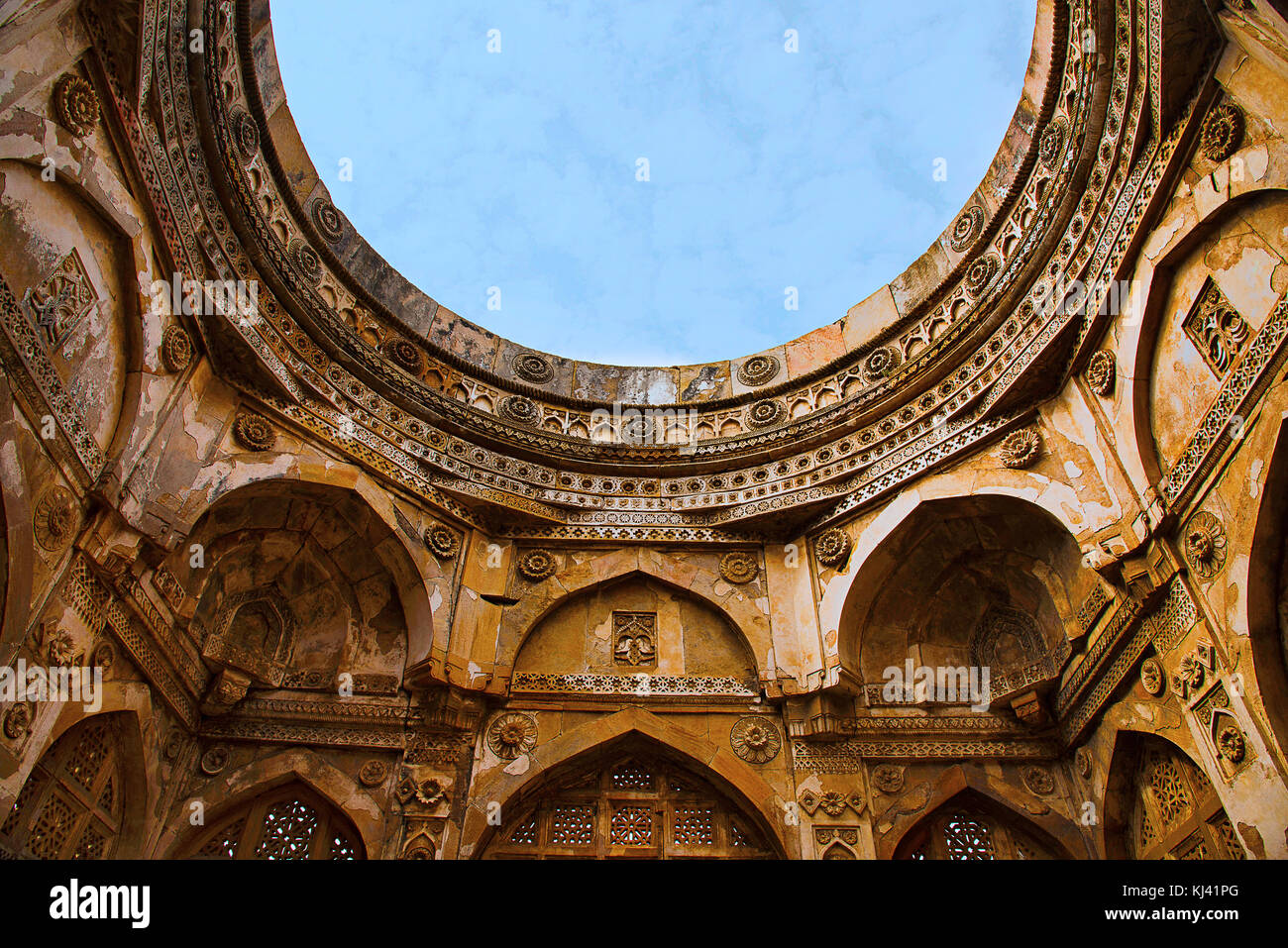 Teilansicht der geschnitzten großen Kuppel über einem Podium gebaut, Jami Masjid (Moschee), UNESCO-geschützten Champaner - Pavagadh Archäologischen Park, Gujarat, Indien Stockfoto