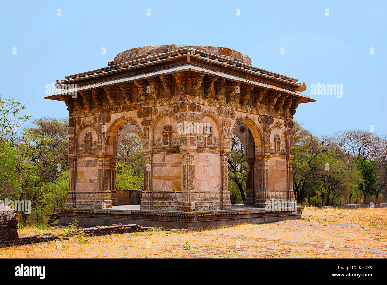 Teilansicht einer Kuppel in der Nähe von Nagina Masjid (Moschee), mit reinem weißen Stein gebaut, UNESCO-geschützten Champaner - Pavagadh Archäologischen Park, Gujarat, I Stockfoto