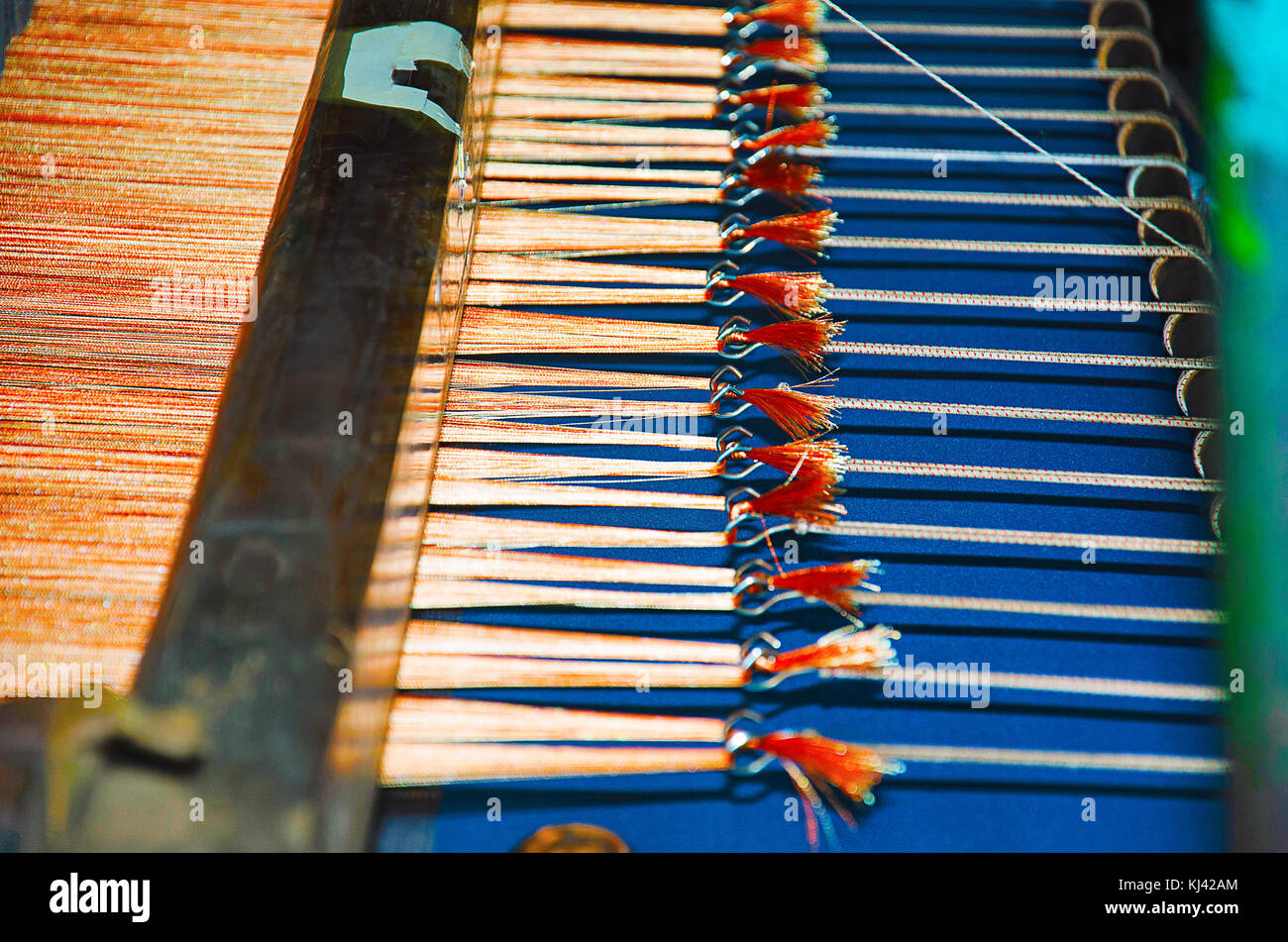 Nahaufnahme der gebundenen thread Enden eines auf einer automatischen Saree saree Webmaschine. Belagavi, Karnataka, Indien Stockfoto