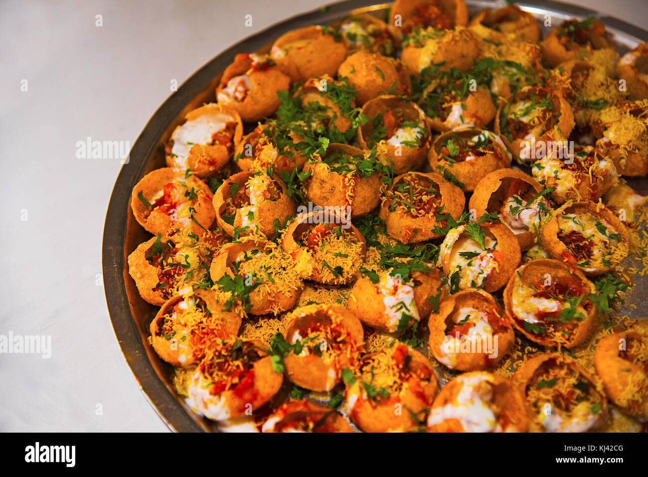 Bereit, RWA-batate Dahi Puri platter zu dienen. Indische snack Pune, Maharashtra, Indien Stockfoto
