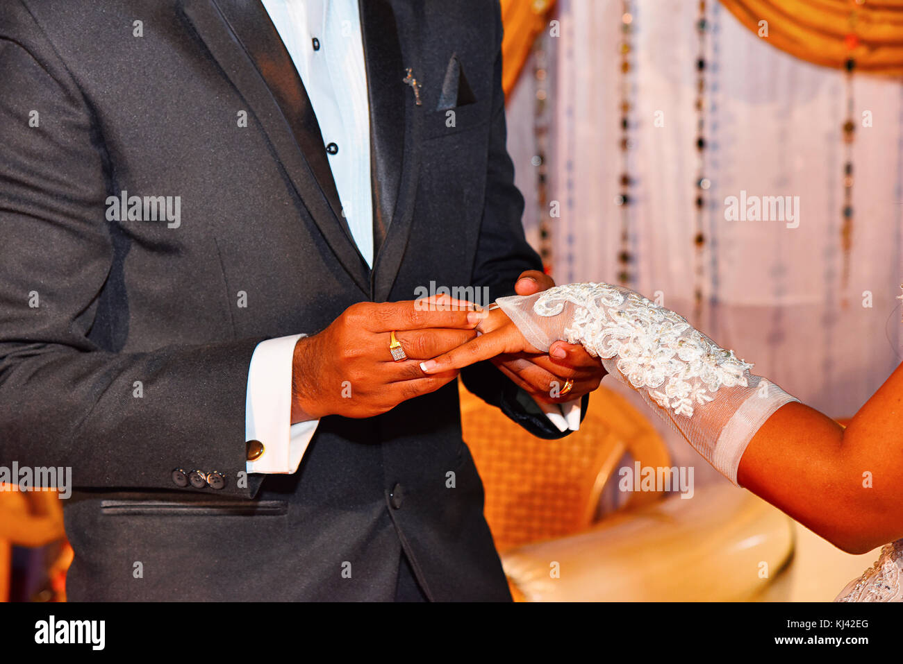 Nahaufnahme eines Bräutigams, der den Ehering auf den Finger der Braut legt. Pune, Maharashtra, Indien Stockfoto