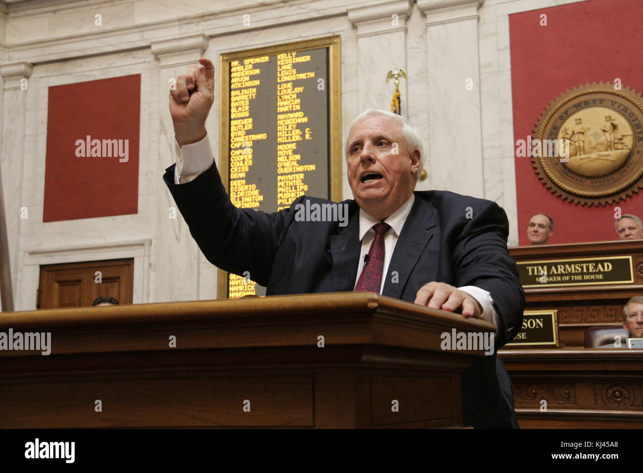 Jim Justice ist eine prominente politische Persönlichkeit und Geschäftsmann, bekannt für seine Rolle als Gouverneur von West Virginia. Dieses Bild fängt ihn wahrscheinlich während einer öffentlichen Veranstaltung oder eines offiziellen Moments in seiner Karriere ein. Stockfoto