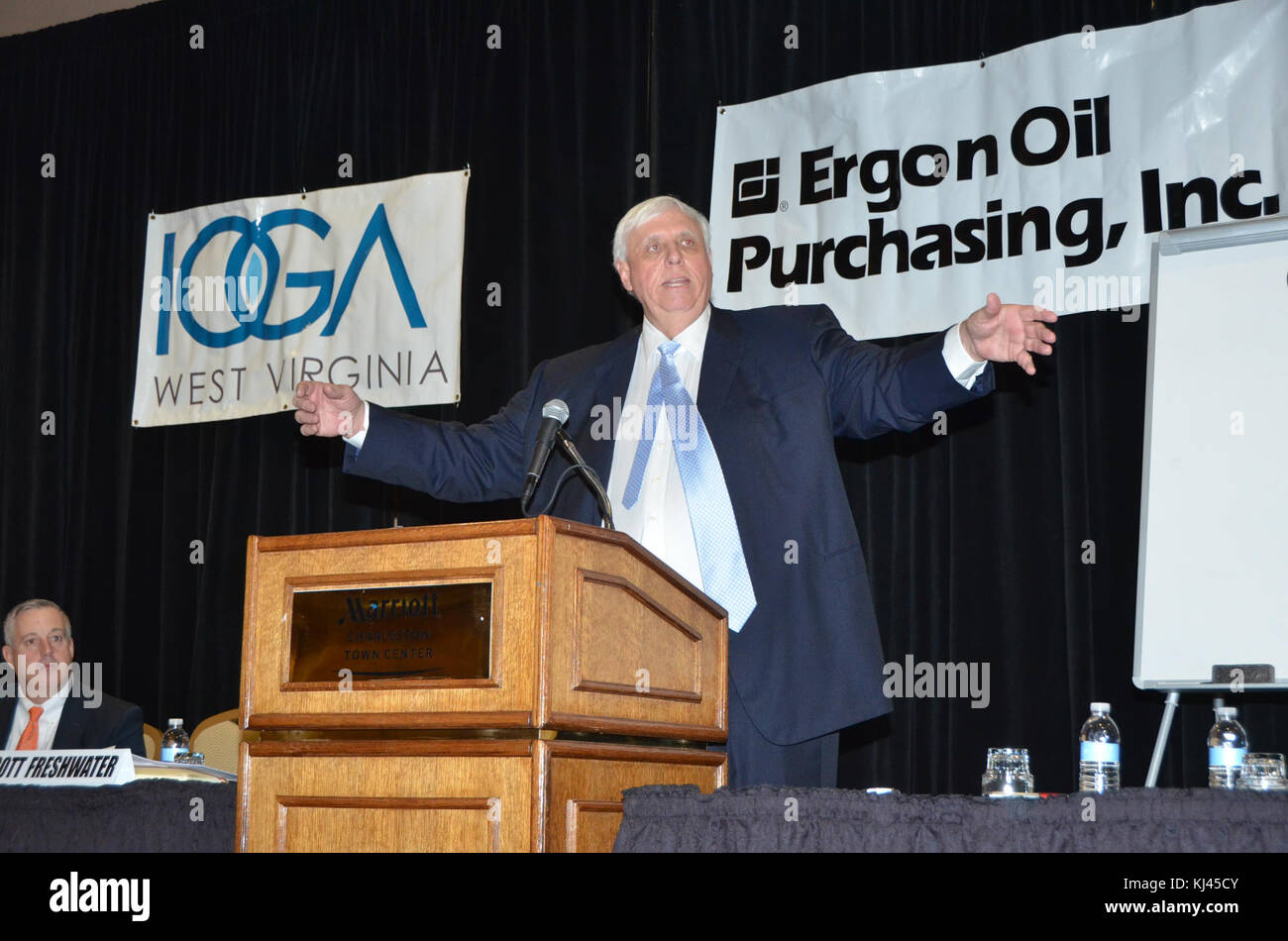 Dieses Bild zeigt Jim Justice, wahrscheinlich eine politische Person oder eine Person von Bedeutung, die mit der Bildreferenz DSC 9401 in Verbindung steht. Stockfoto
