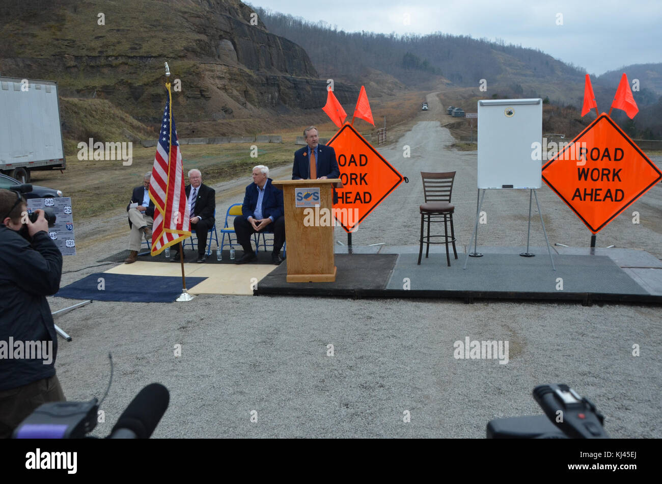 Das Bild zeigt Jim Justice, den Gouverneur von West Virginia, während eines öffentlichen Auftritts. Er zeigt seine Interaktion mit den Medien oder dem Publikum in offizieller Funktion. Stockfoto