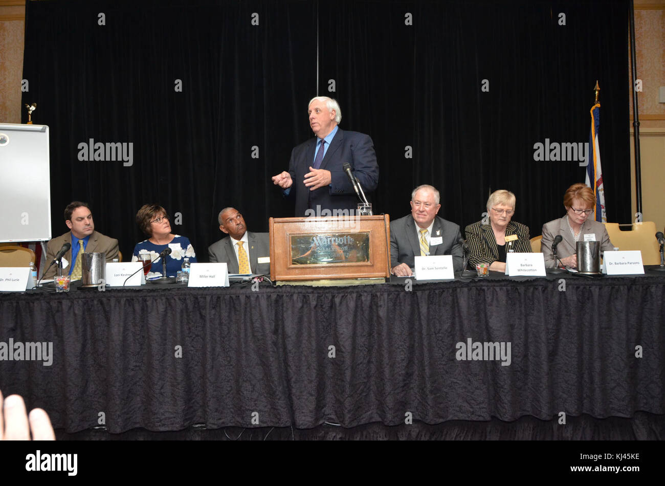 Dieses Foto zeigt Jim Justice, den Gouverneur von West Virginia, in einer öffentlichen Umgebung. Er zeigt wahrscheinlich seine Rolle in der Führung oder im öffentlichen Engagement während einer bestimmten Veranstaltung. Stockfoto