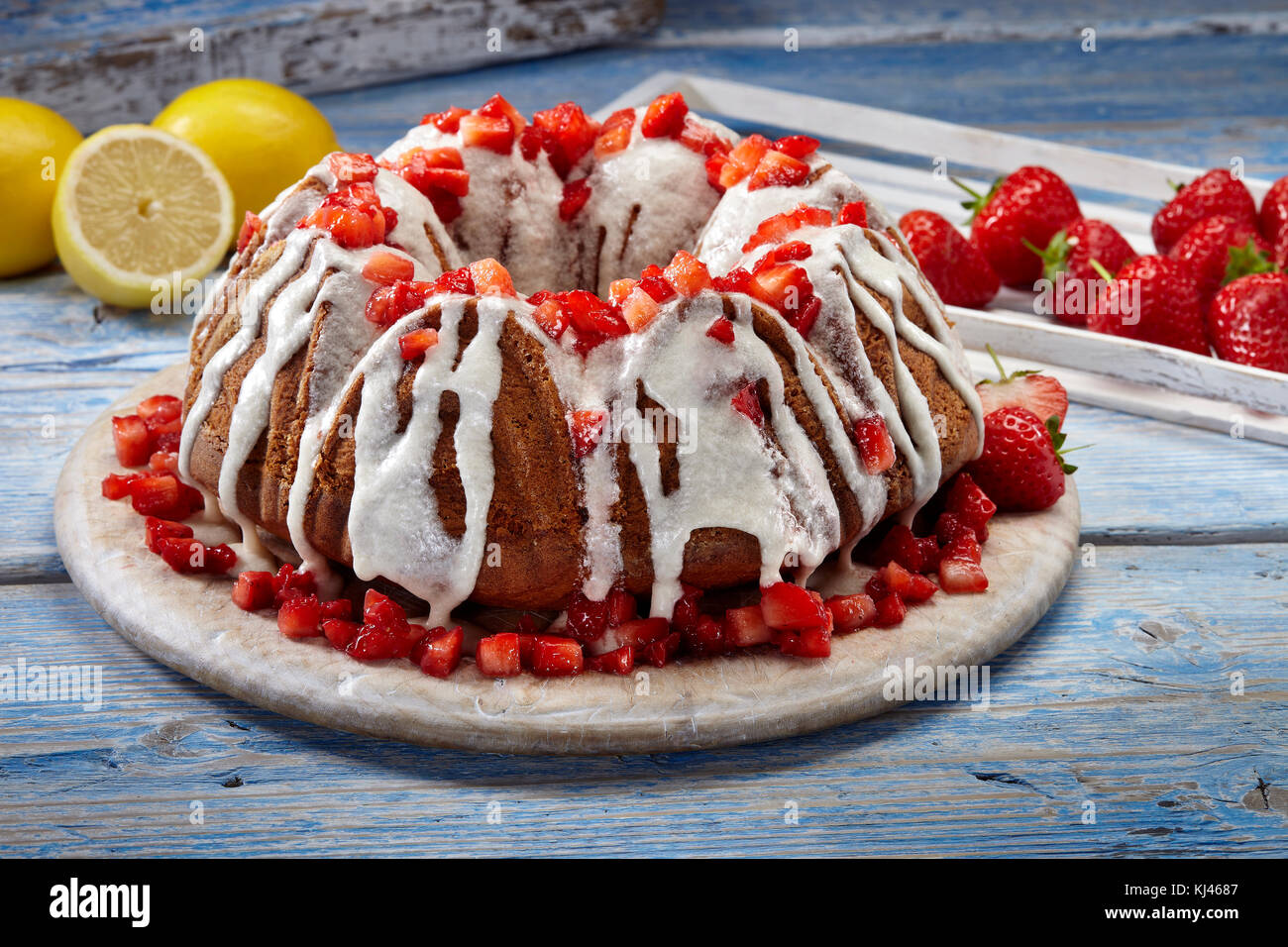 Strawberry lemonade bundt Cake Stockfoto