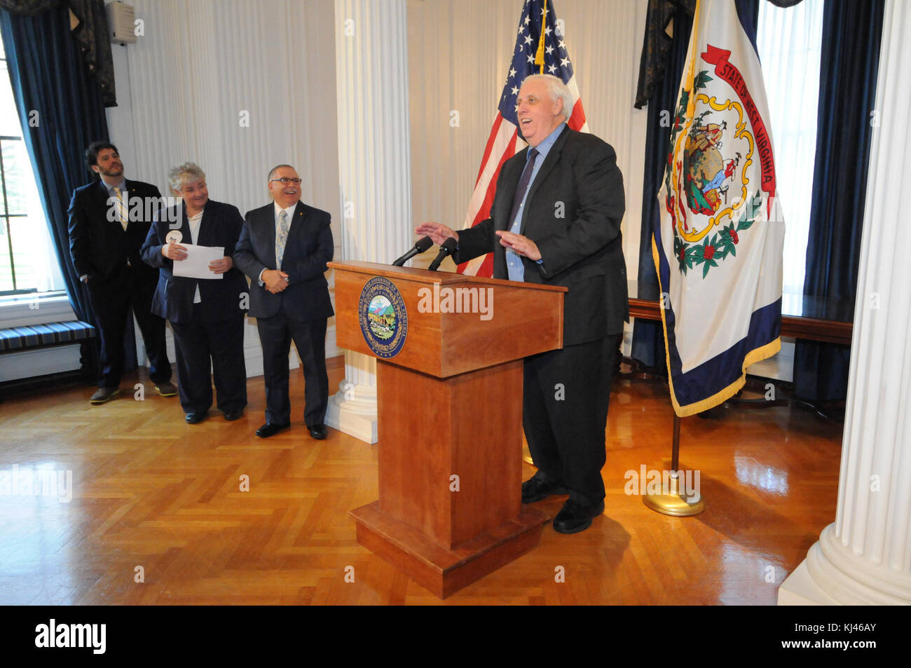 Jim Justice ist ein Politiker und Geschäftsmann aus West Virginia. Das mit diesem Titel verbundene Bild ist wahrscheinlich ein öffentlicher Auftritt oder eine Veranstaltung, an der er beteiligt ist, möglicherweise im Rahmen seiner politischen Karriere oder seiner geschäftlichen Unternehmungen. Stockfoto
