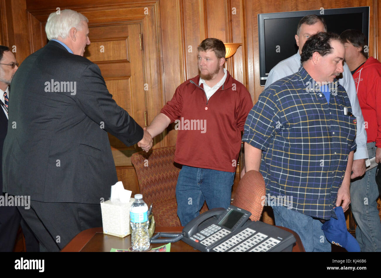 Das Bild zeigt Jim Justice, eine politische Persönlichkeit, in einem öffentlichen Umfeld, der sein Bild in einem Moment der Interaktion oder Ansprache festnimmt. Stockfoto