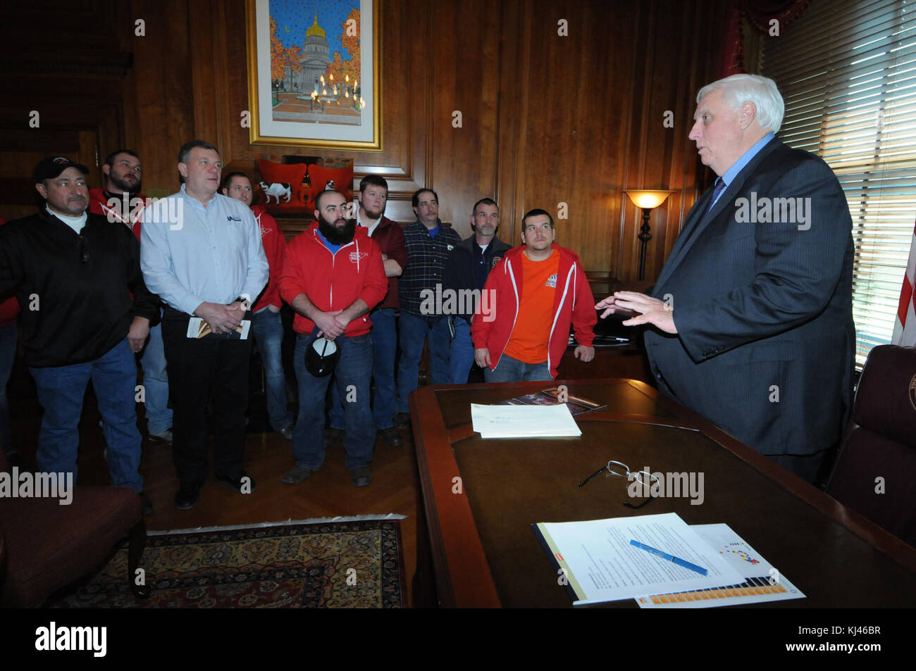 Ein Bild von Jim Justice, das wahrscheinlich bei einer öffentlichen oder politischen Veranstaltung aufgenommen wurde und die Figur in einem zeitgenössischen Umfeld hervorhebt. Stockfoto
